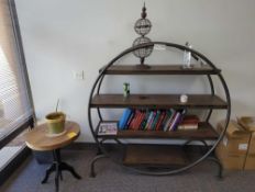 Circular entry piece. And table
