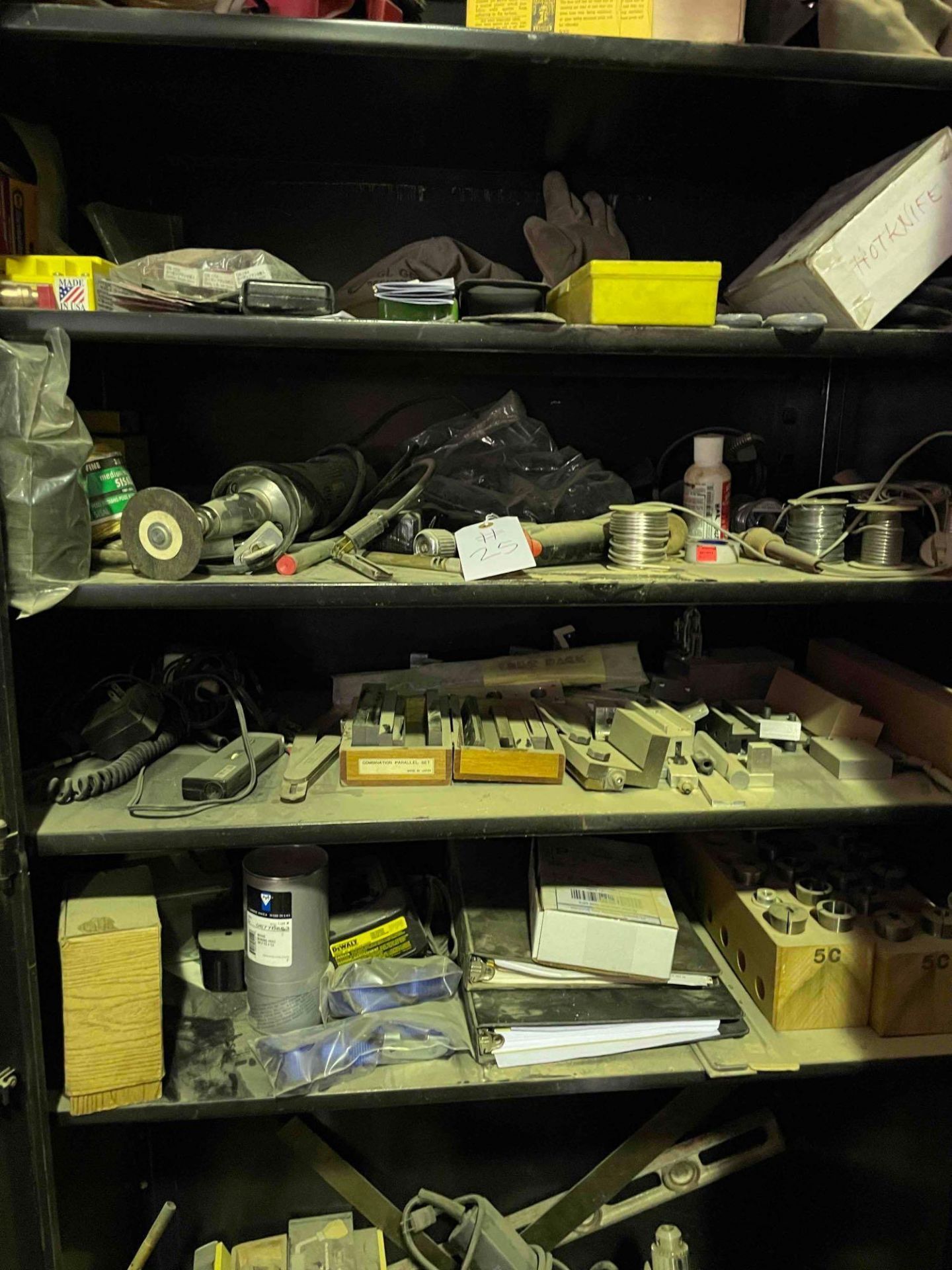 cabinet with contents - Image 3 of 4