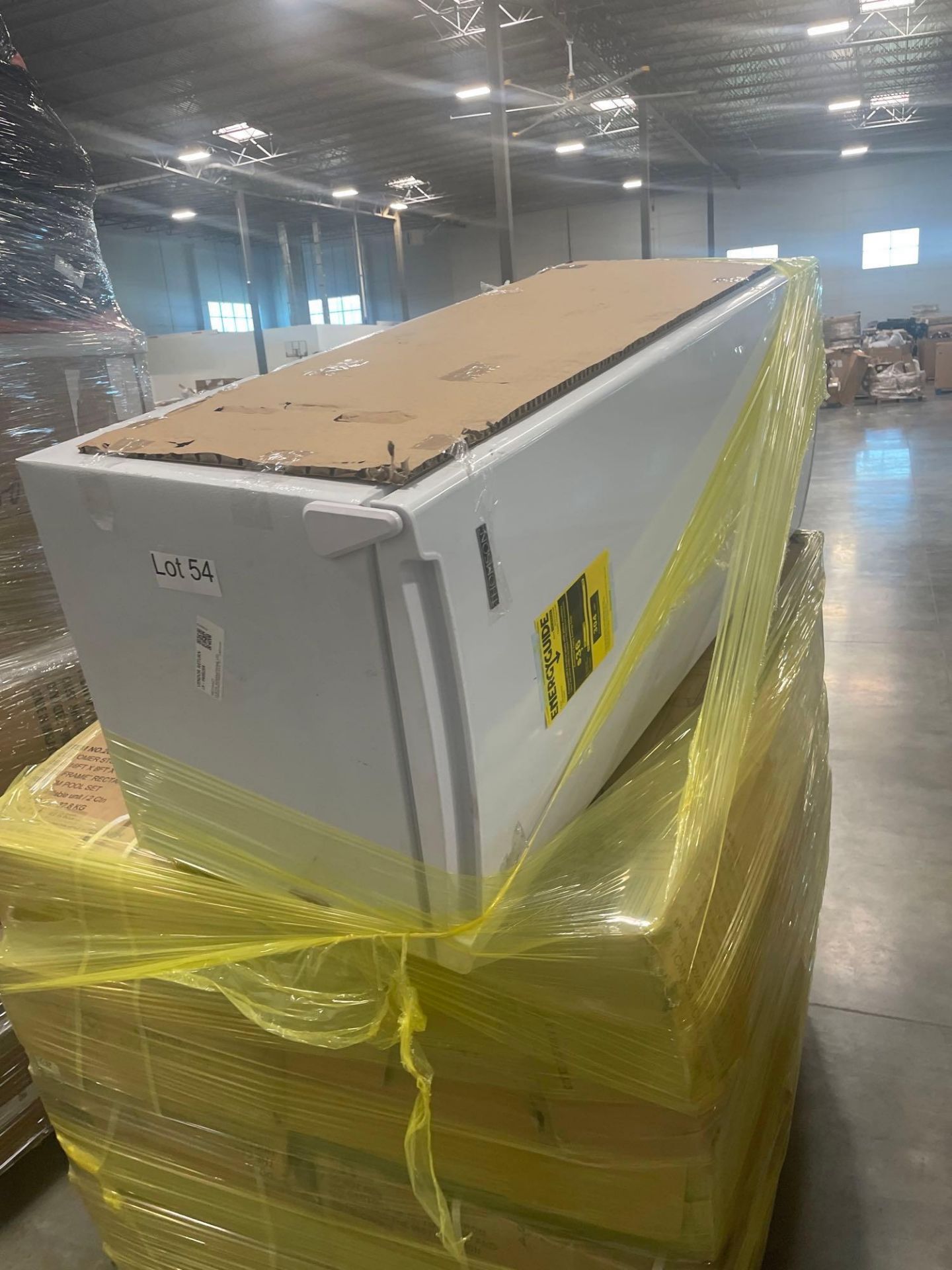 pallet of fridge and Intex prism frame rectangular pools appear to be multiple units - Bild 2 aus 7