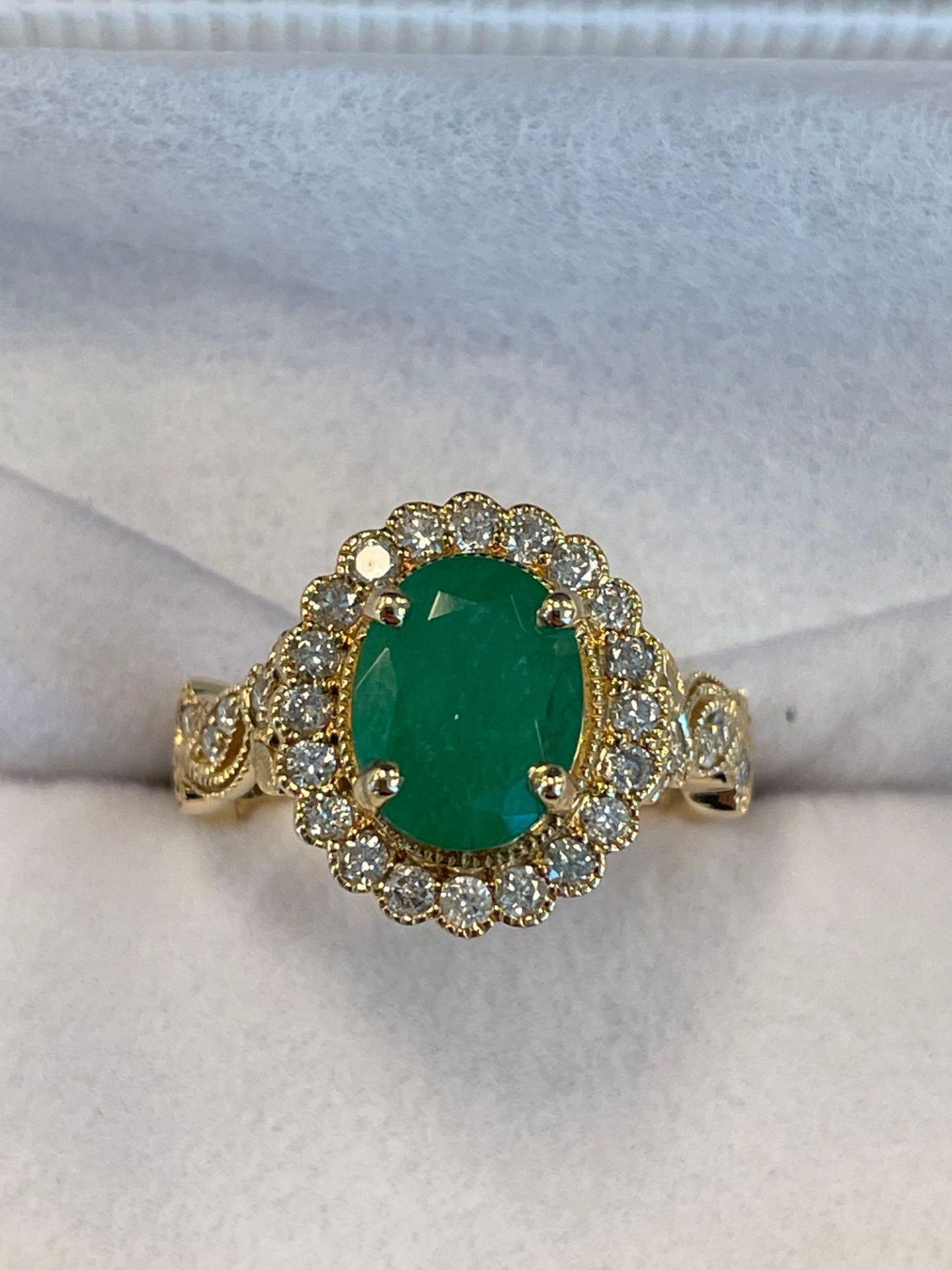 2.15 ct Natural Emerald & Diamond Gold Ring - Image 3 of 6