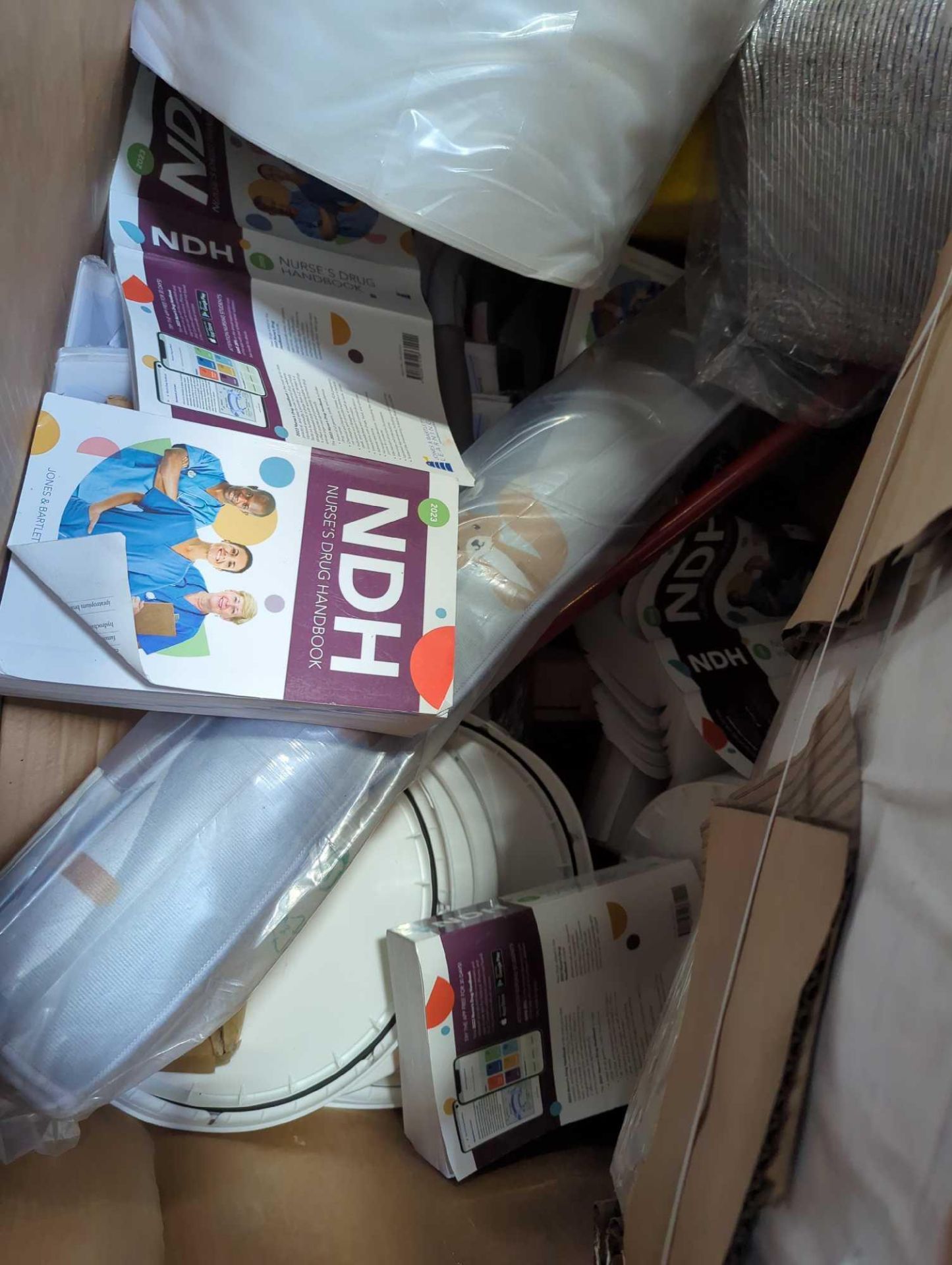 GL- Dust bins, plastic wrap, broom, buckets, rug, nurses handbooks, flexi pet step and more - Bild 7 aus 8