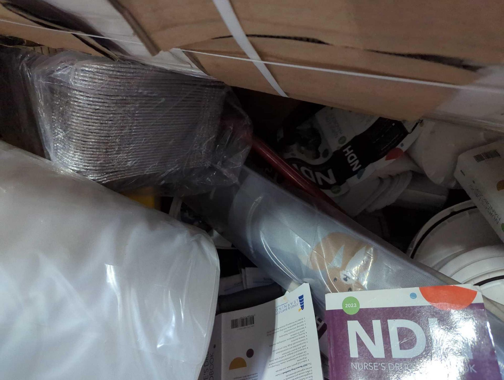 GL- Dust bins, plastic wrap, broom, buckets, rug, nurses handbooks, flexi pet step and more - Bild 8 aus 8