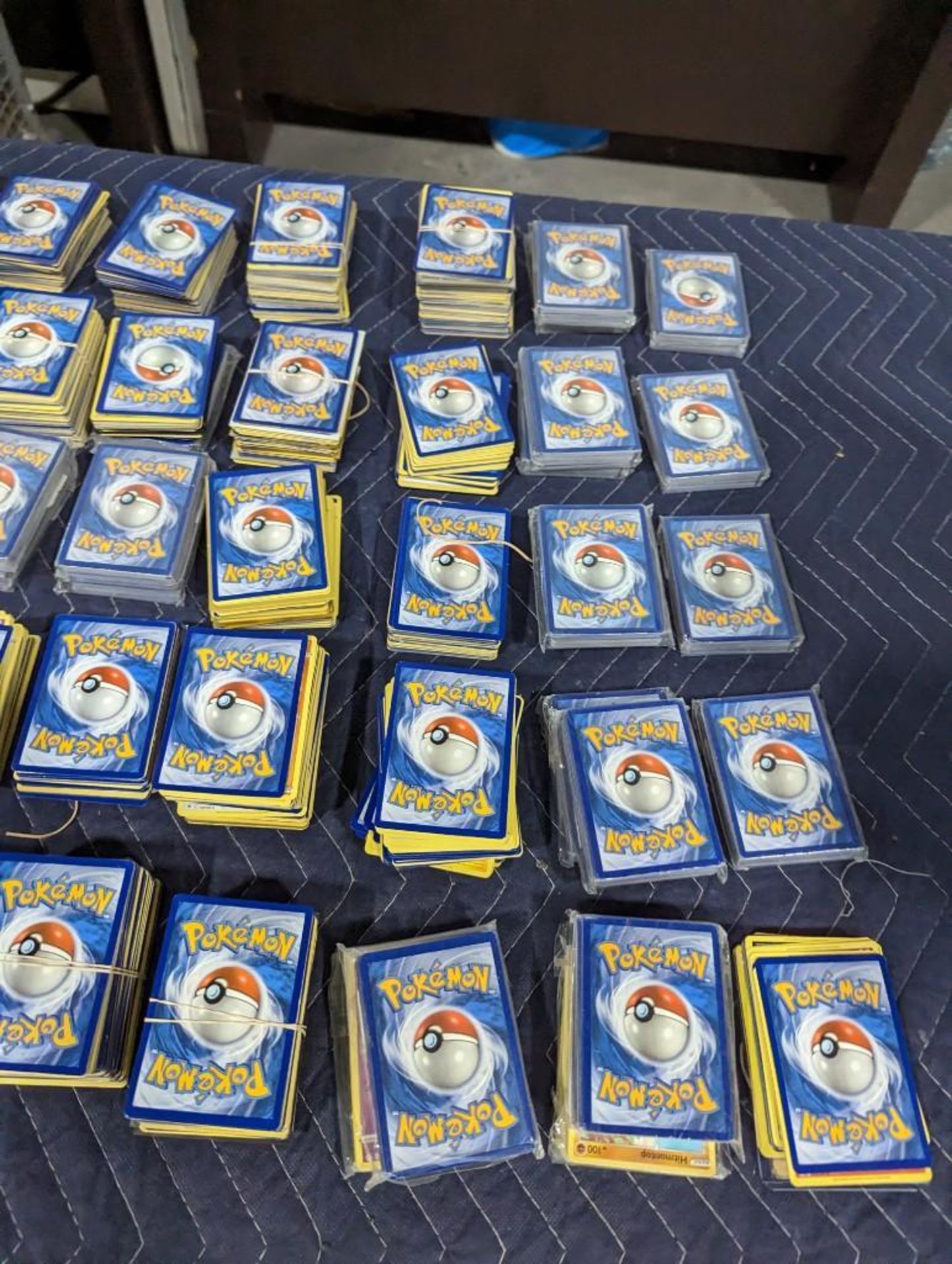 Bulk Pokemon Cards 33 lbs - Bild 4 aus 6