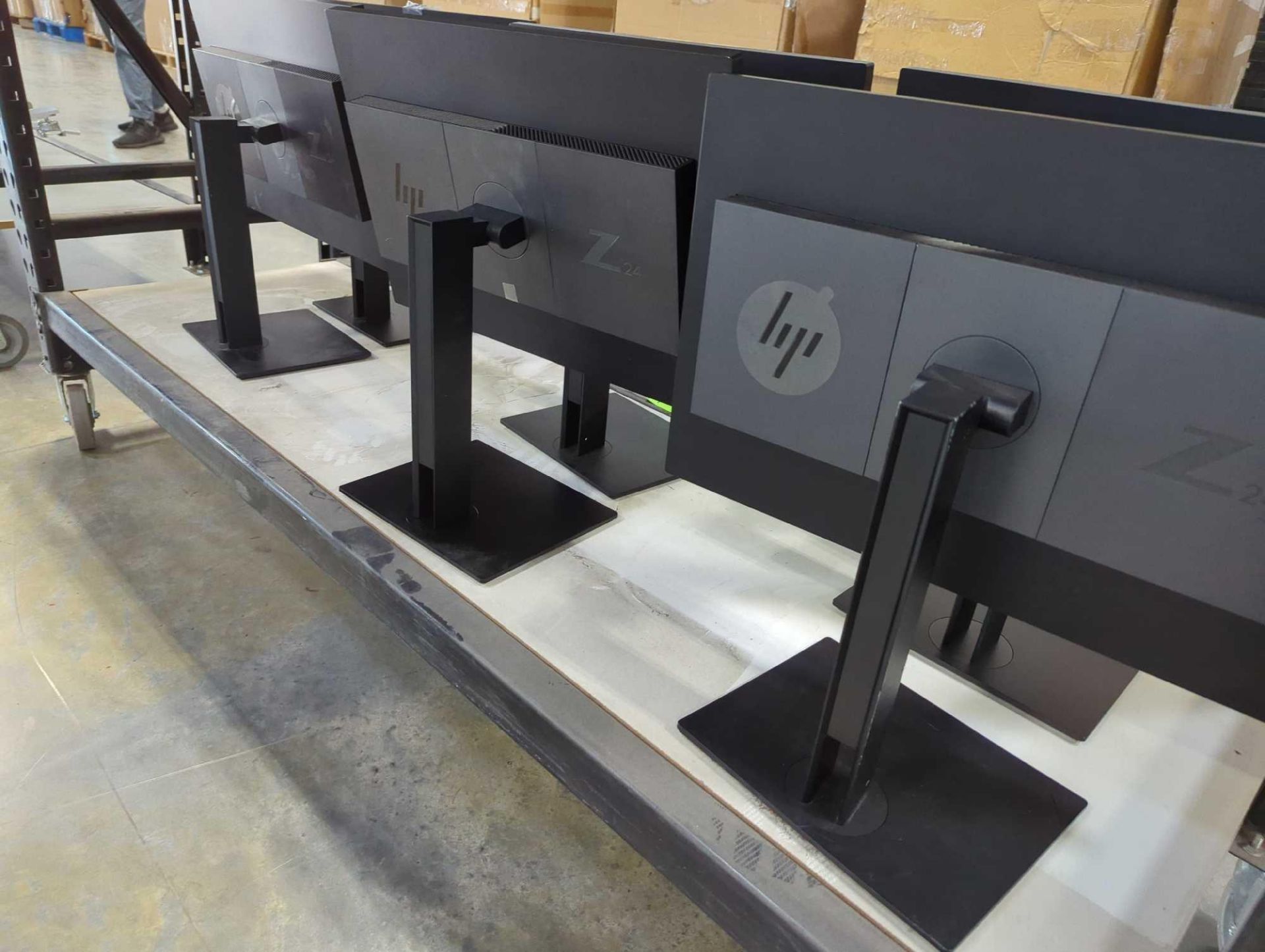 6 HP Z24 Monitors on stands - Bild 4 aus 6