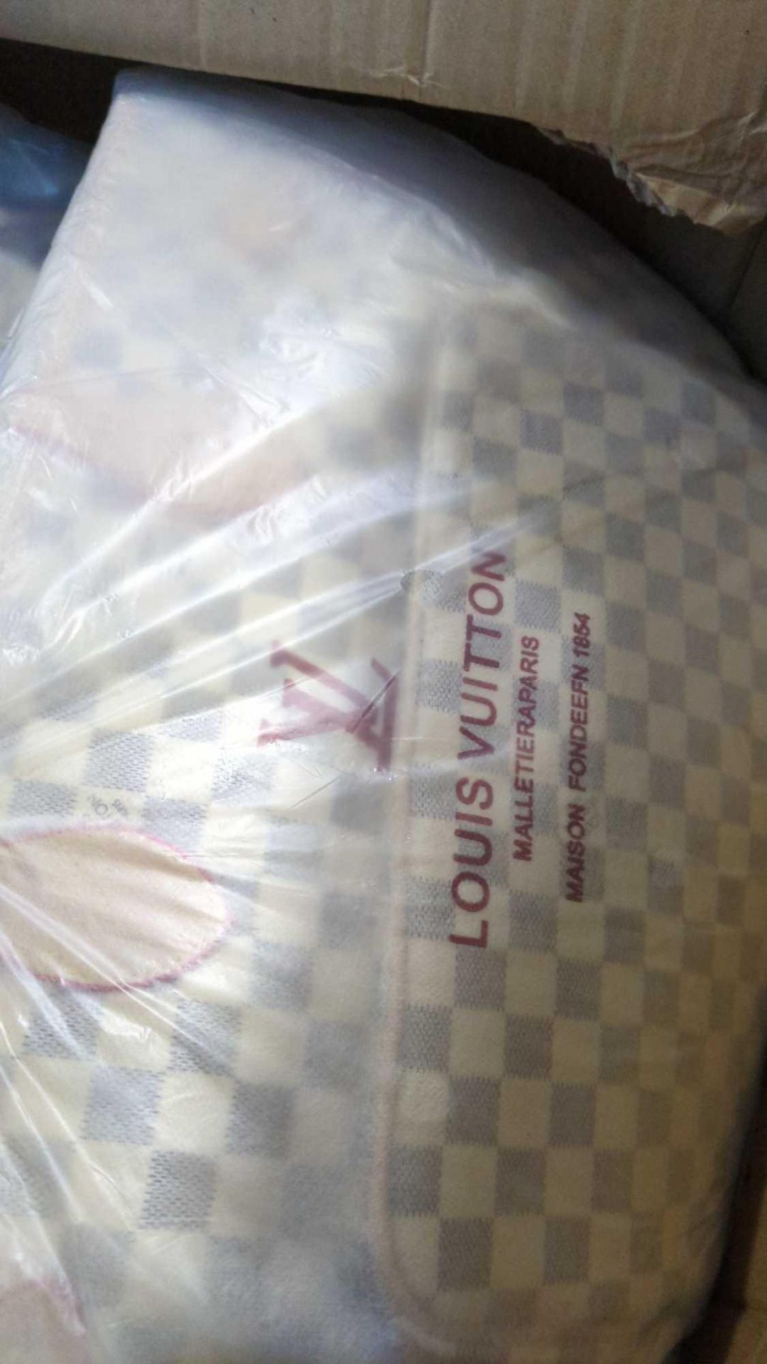 2 pallet- Decorative pillows, Luggage, Gildan shirts, salt scrub, hand lotion, handbags, replica bag - Image 16 of 20