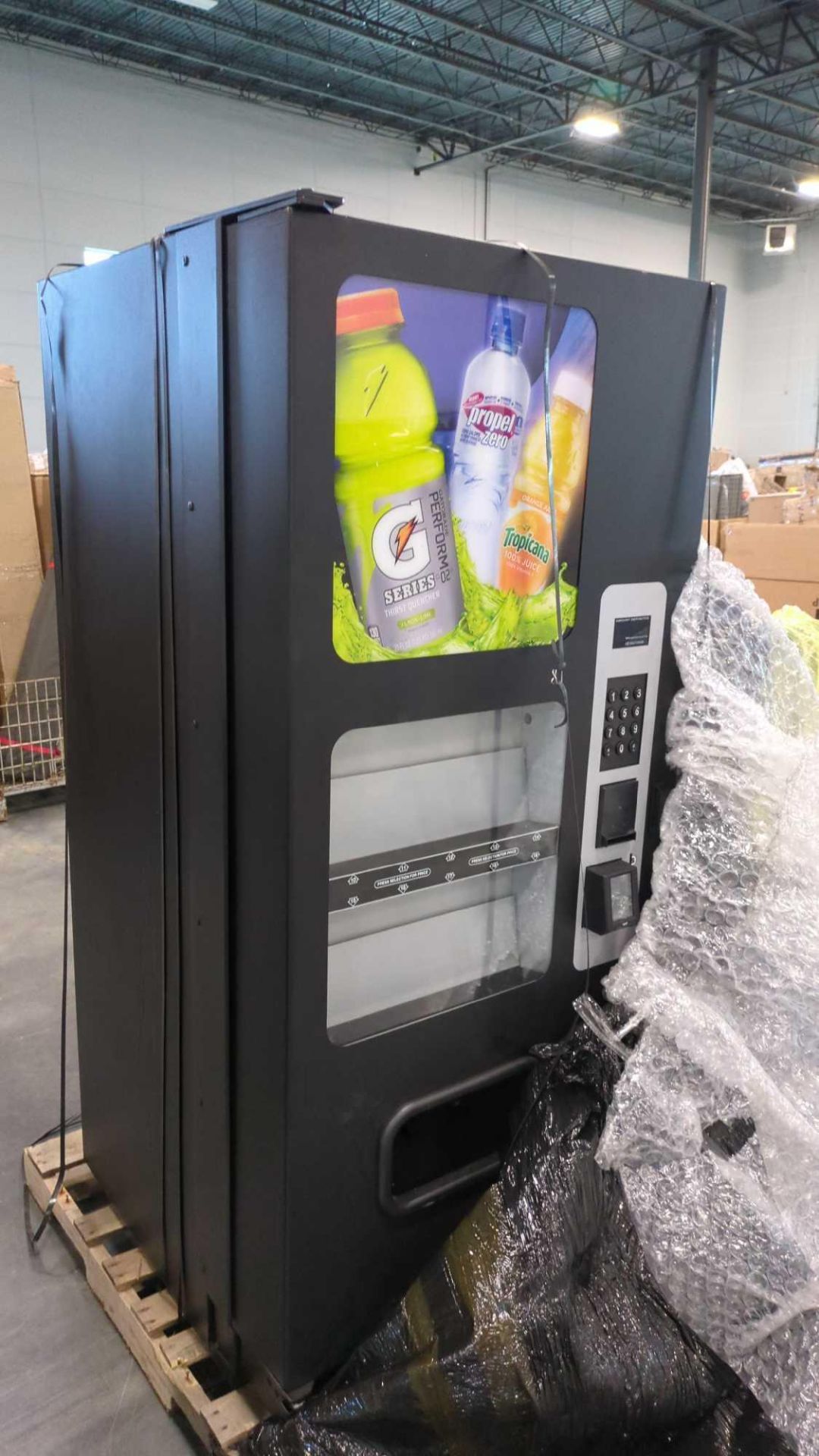 Pallet- Drink vending machine - Image 2 of 4
