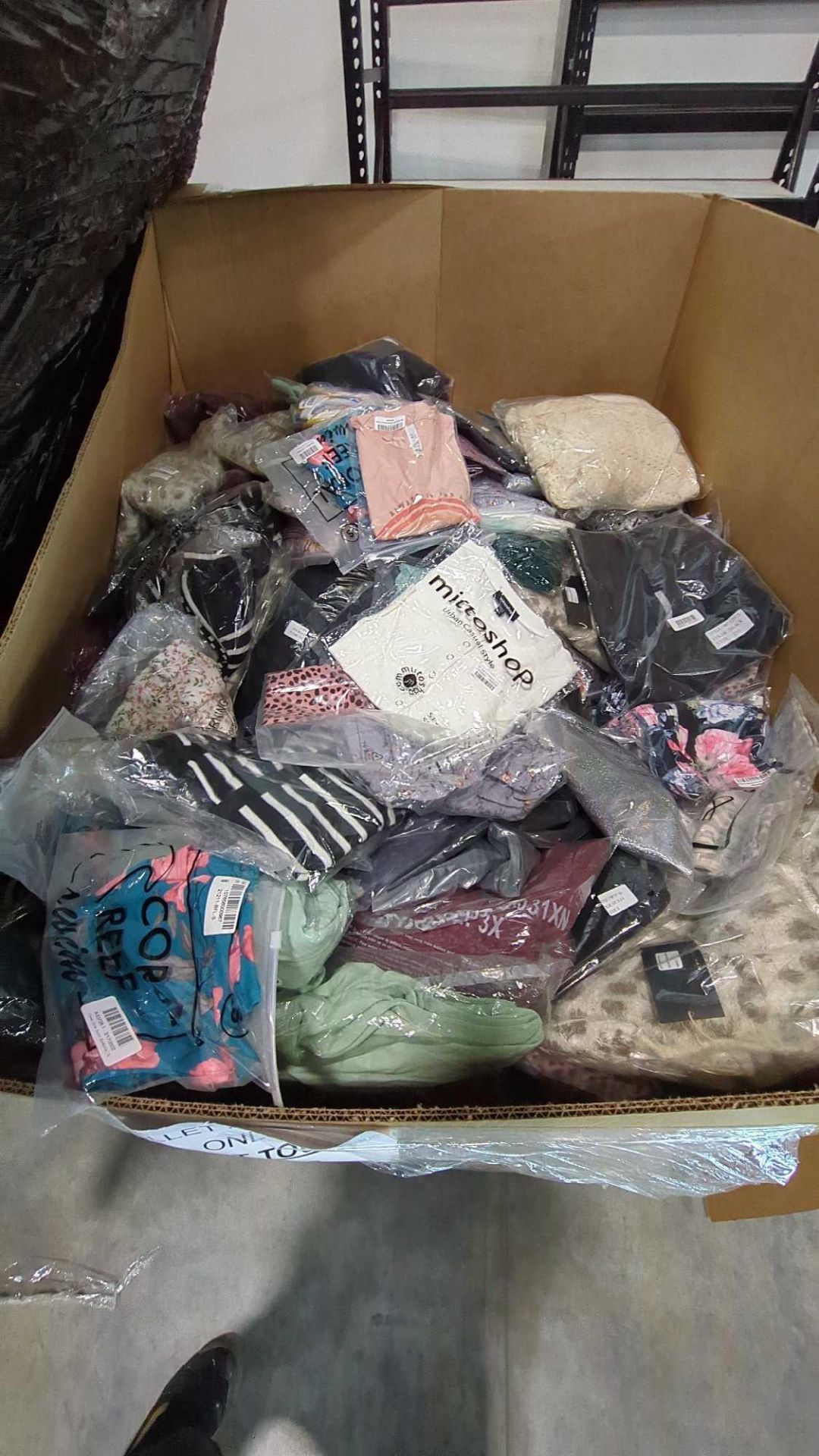 800 Items of clothing - Image 11 of 11
