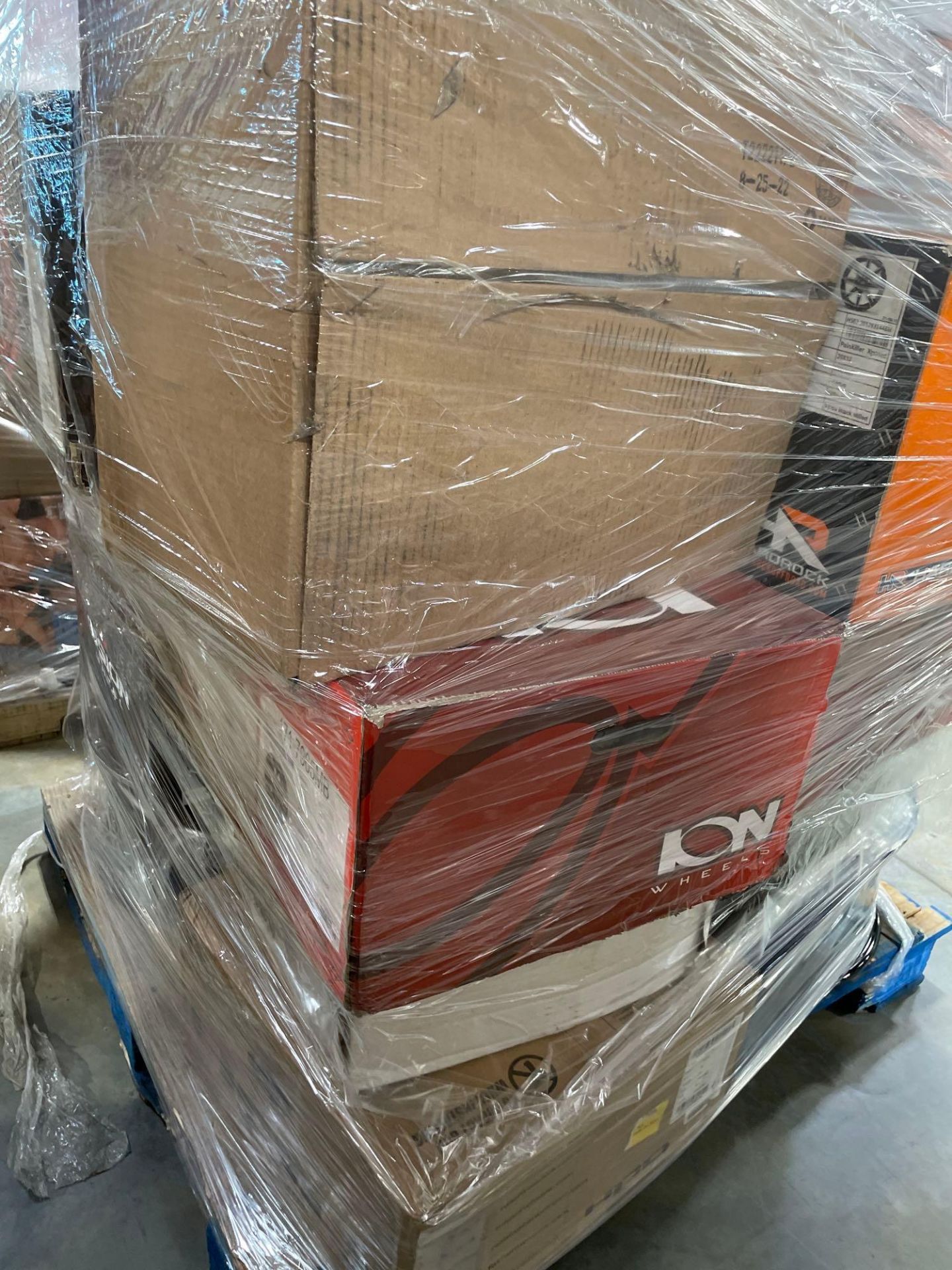 pallet of rims - Image 6 of 7