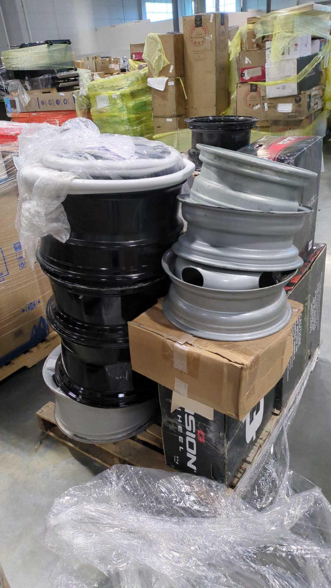 pallet of wheels - Image 4 of 4