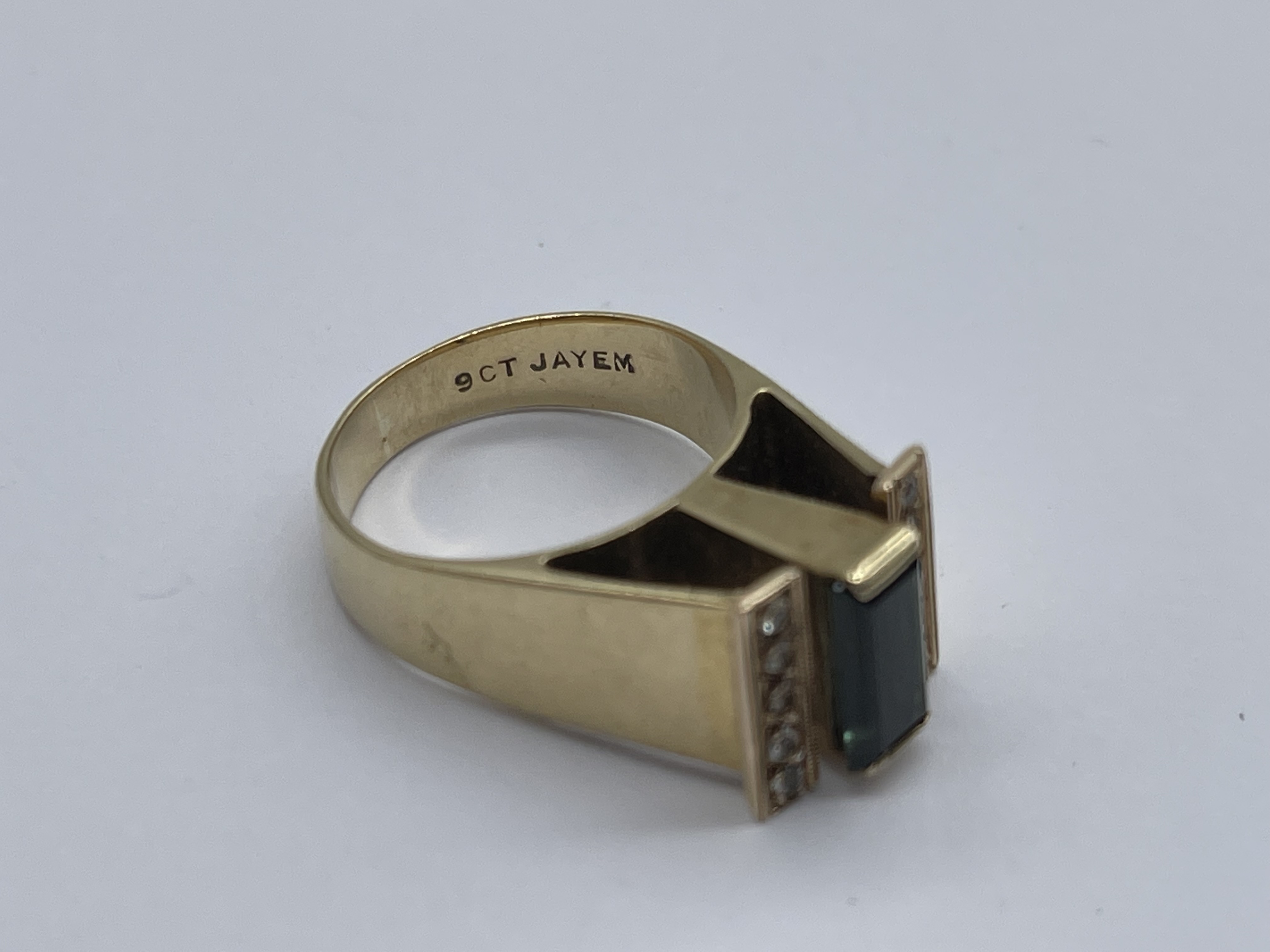 9ct Yellow Gold Ring. - Image 8 of 11