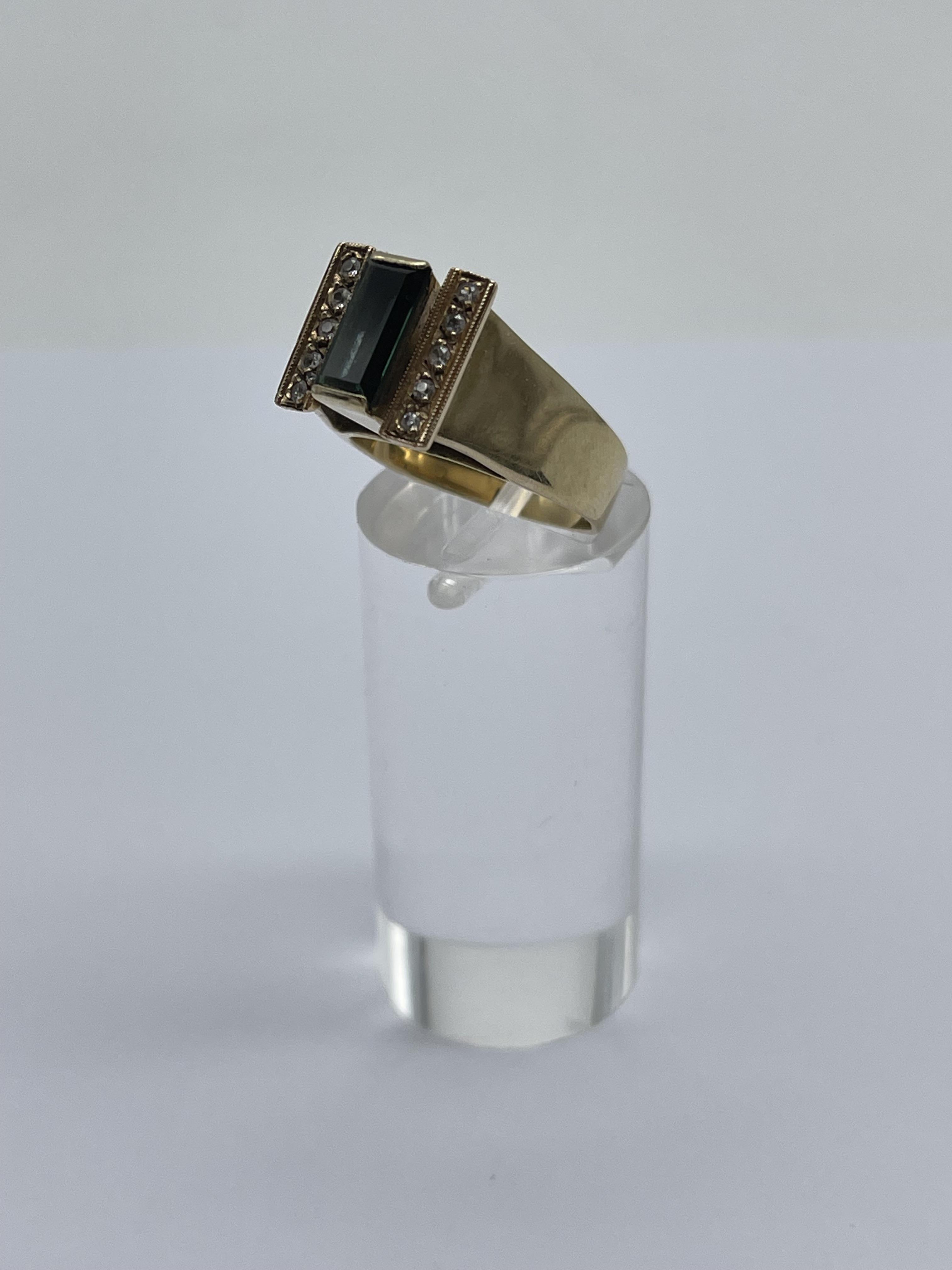 9ct Yellow Gold Ring. - Image 2 of 11