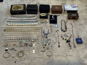 Large Collection of Dress Jewellery to include Sil