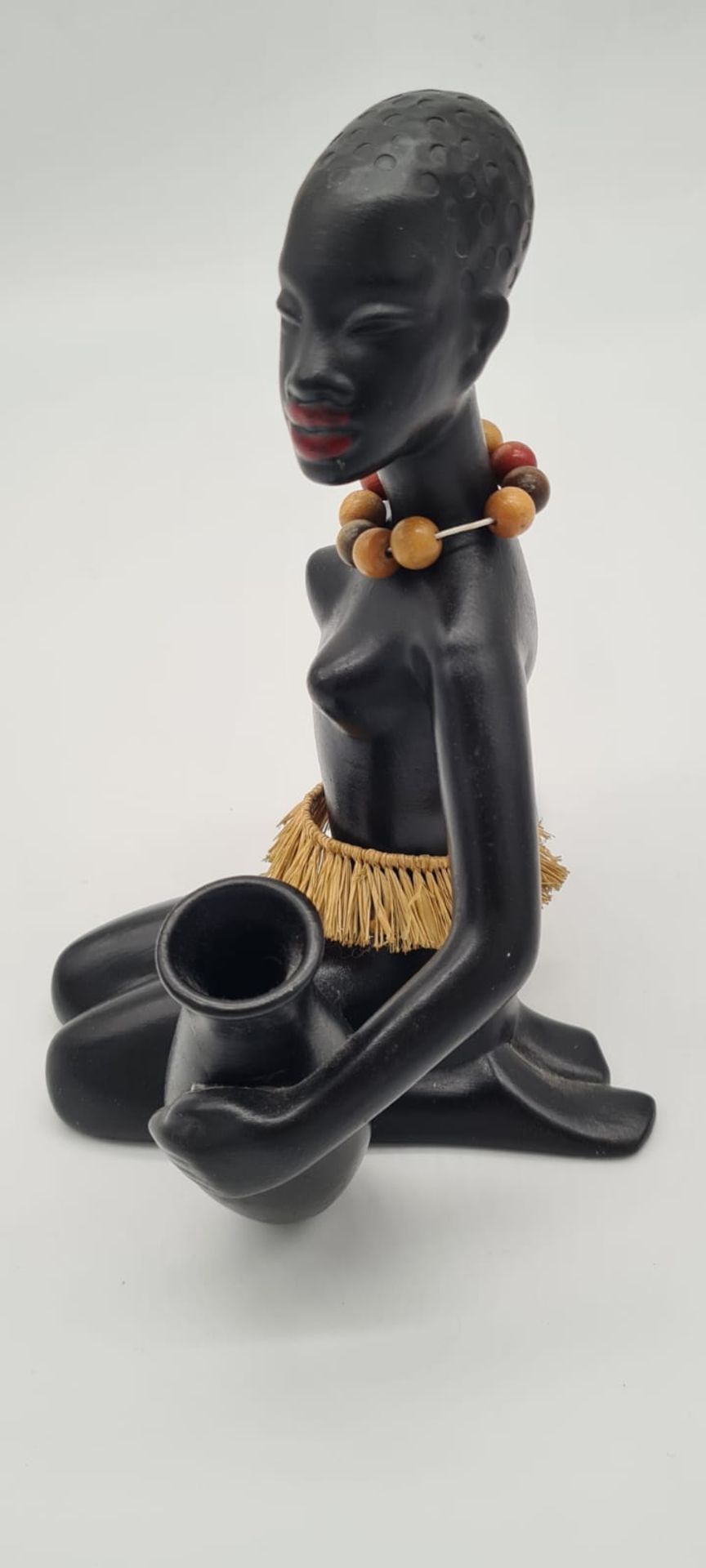 Sitzende Afrikanerin mit Wasserkrug ,Gmundner Keramik/Austria , schwarz glasiert, mit Baströckchen  - Bild 2 aus 5