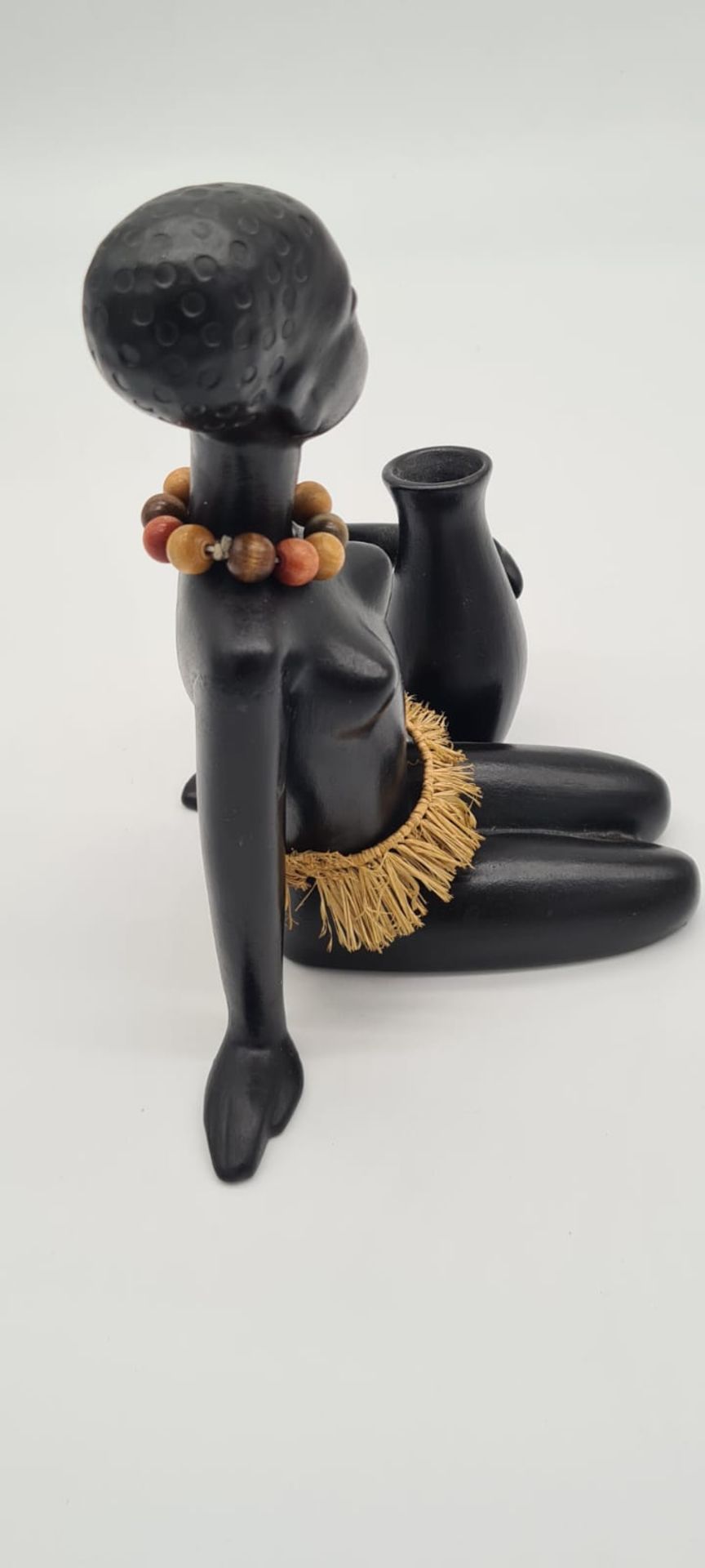 Sitzende Afrikanerin mit Wasserkrug ,Gmundner Keramik/Austria , schwarz glasiert, mit Baströckchen  - Bild 4 aus 5