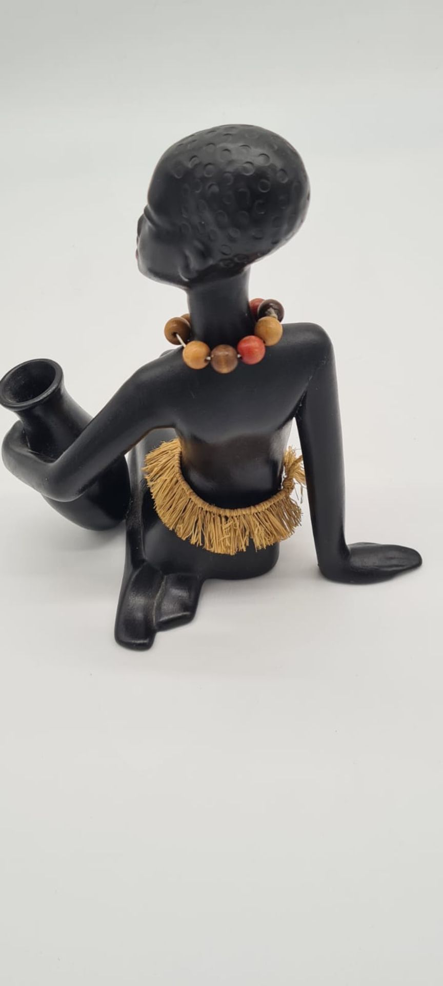 Sitzende Afrikanerin mit Wasserkrug ,Gmundner Keramik/Austria , schwarz glasiert, mit Baströckchen  - Bild 3 aus 5