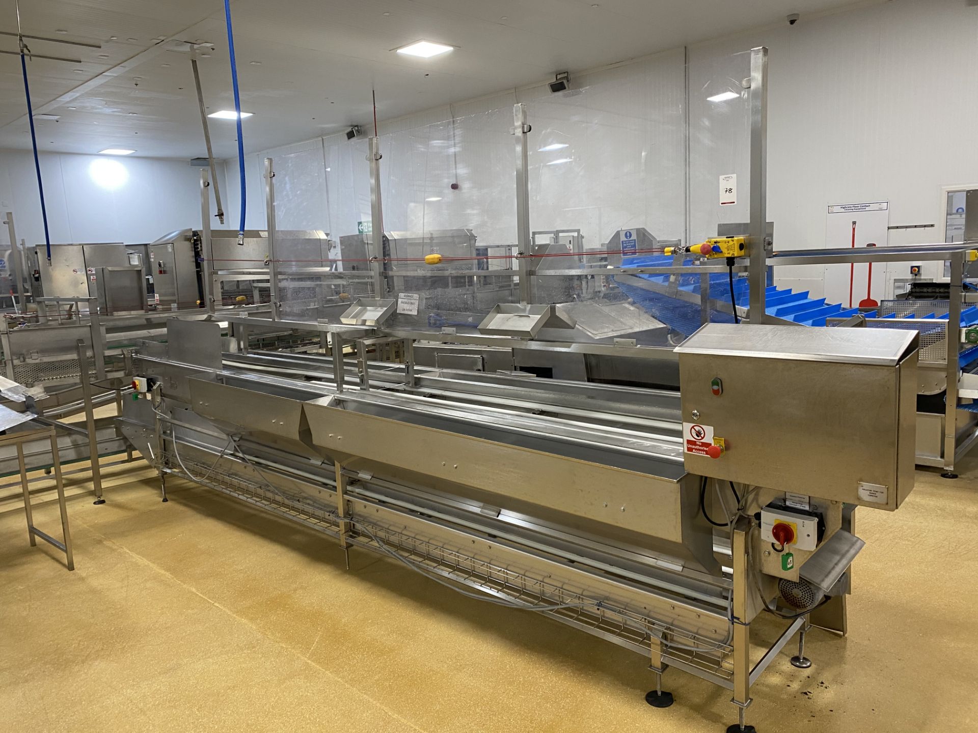 Under and over conveyor sorting station with persp