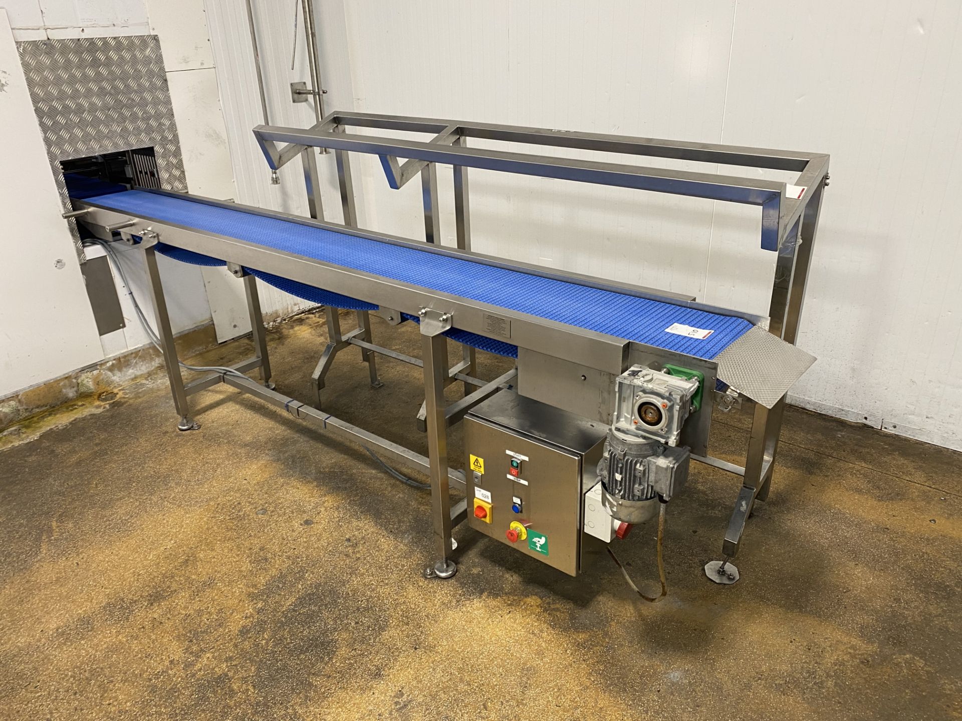 Motorised 3m conveyer with stainless steel tray ra - Image 2 of 2