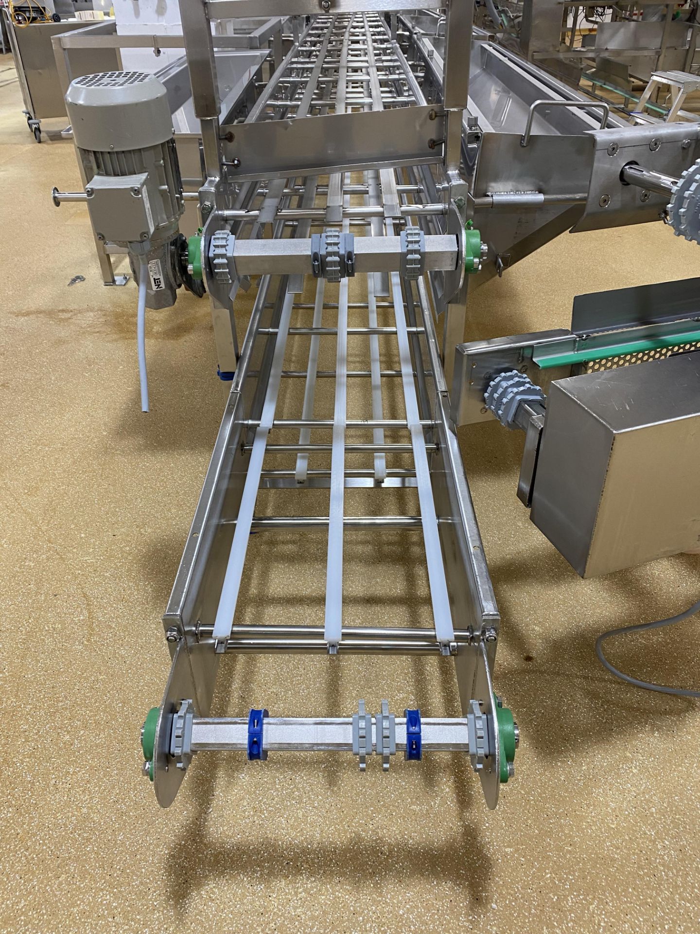 Mobile under and over conveyor sorting station wit - Image 5 of 5