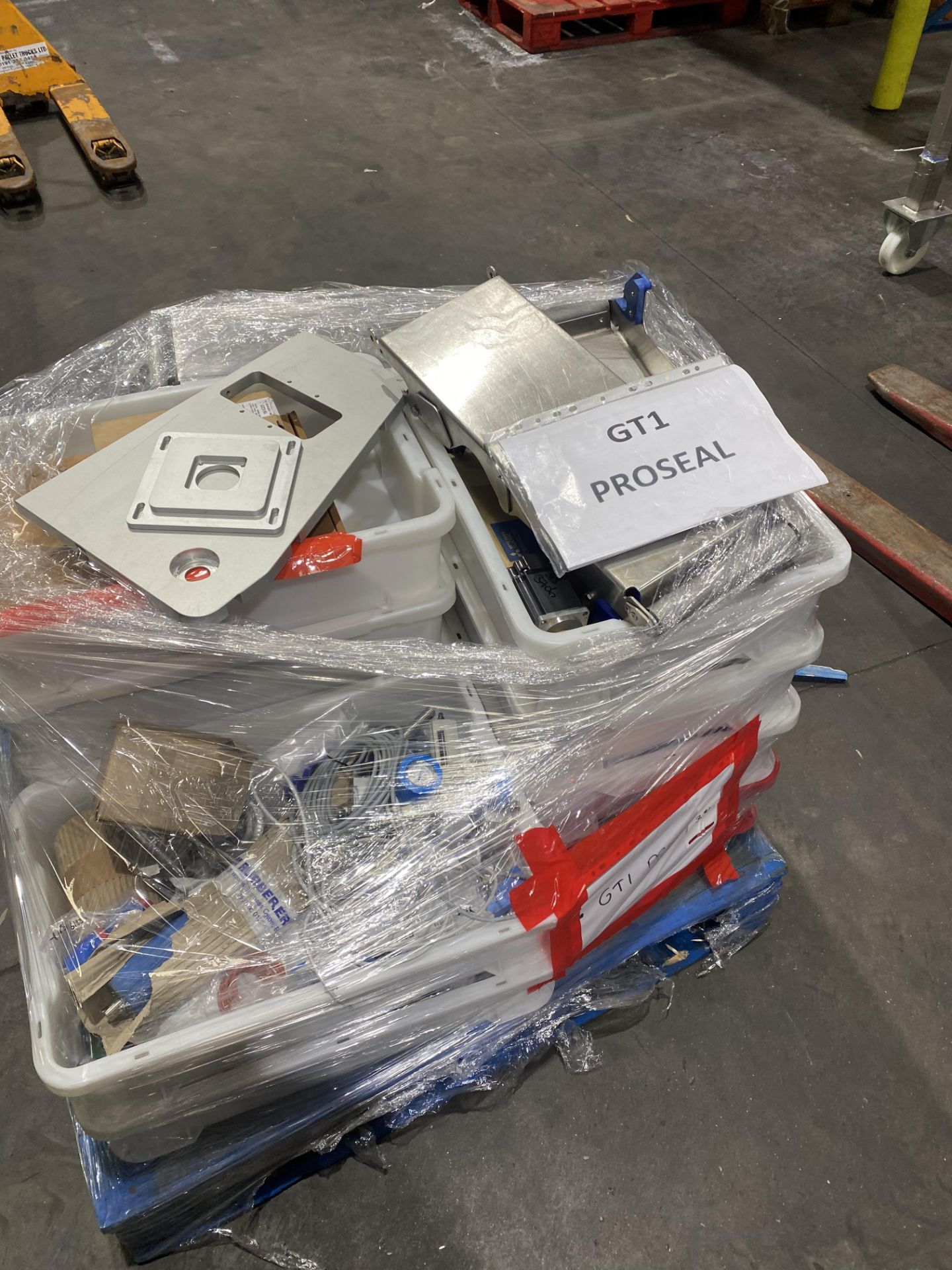 Contents of pallet to include large quantity of va - Image 4 of 11