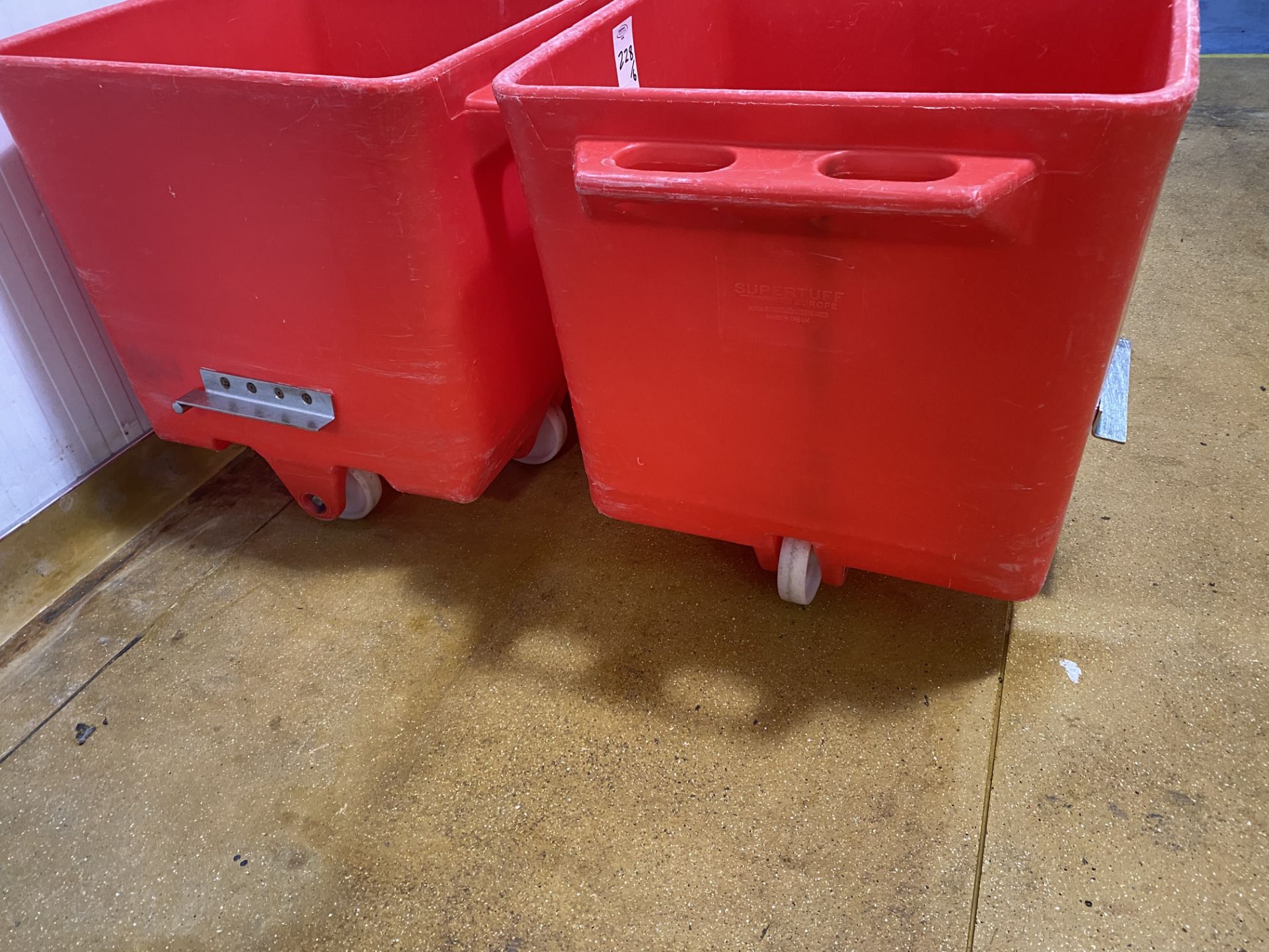 6 Plastic mobile tipping waste bins