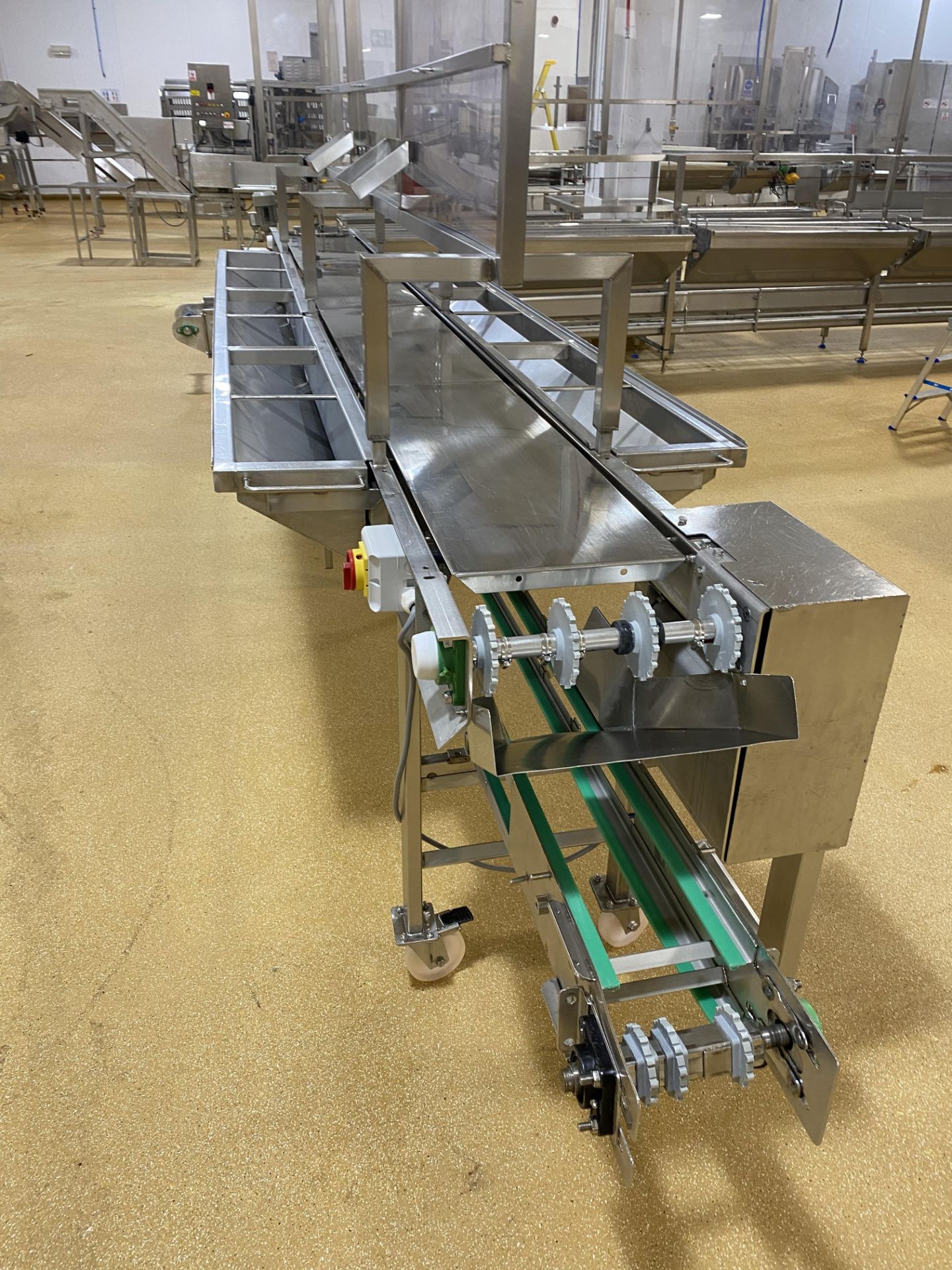 Mobile under and over conveyor sorting station wit - Image 3 of 5