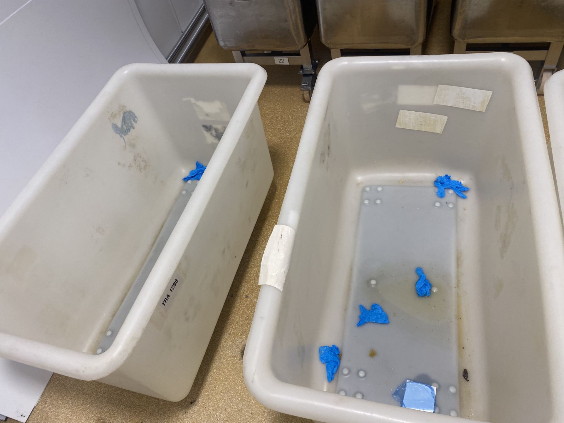 4 mobile plastic tubs - Image 3 of 3
