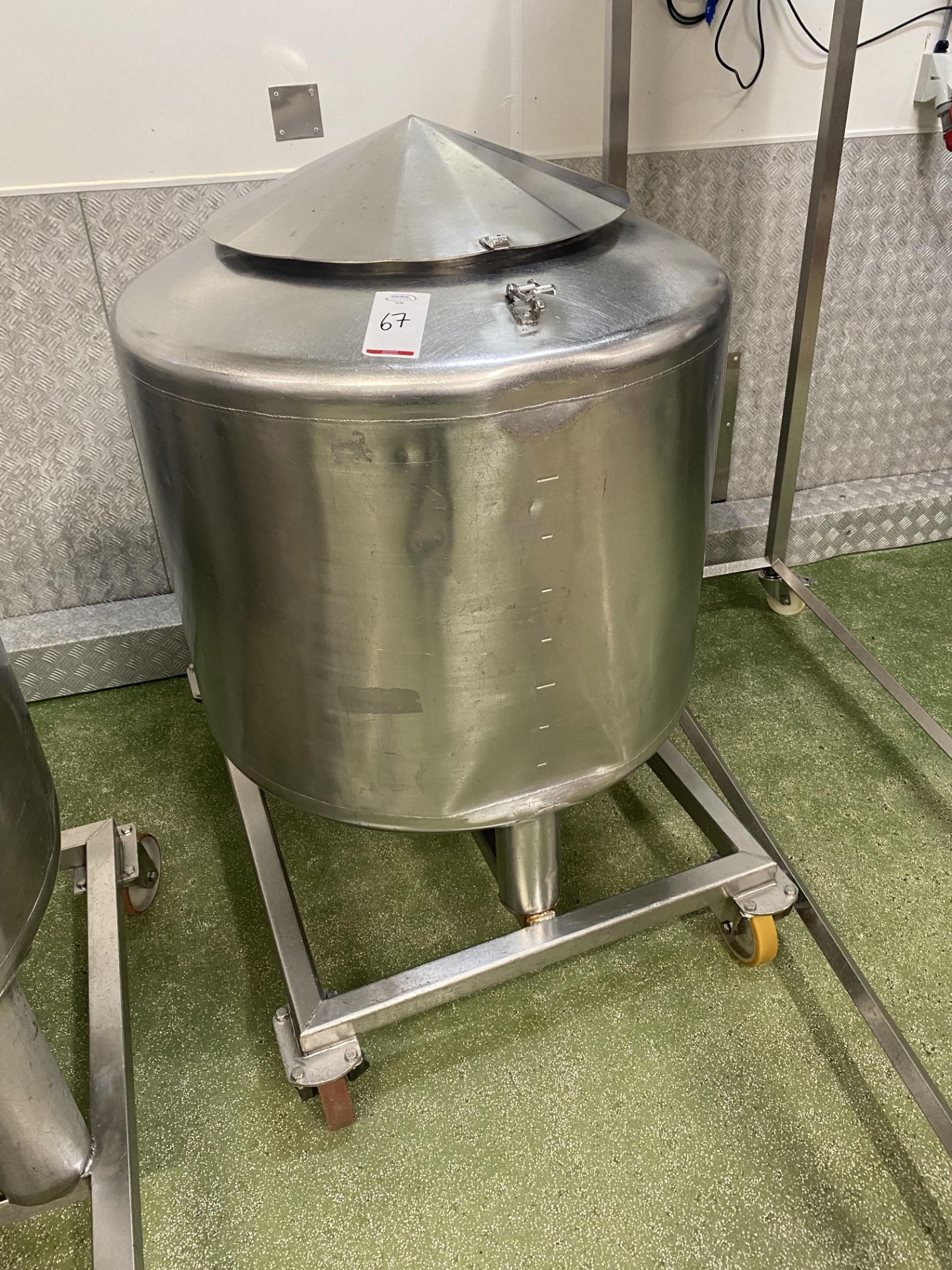 Mobile 400L stainless steel storage vessel