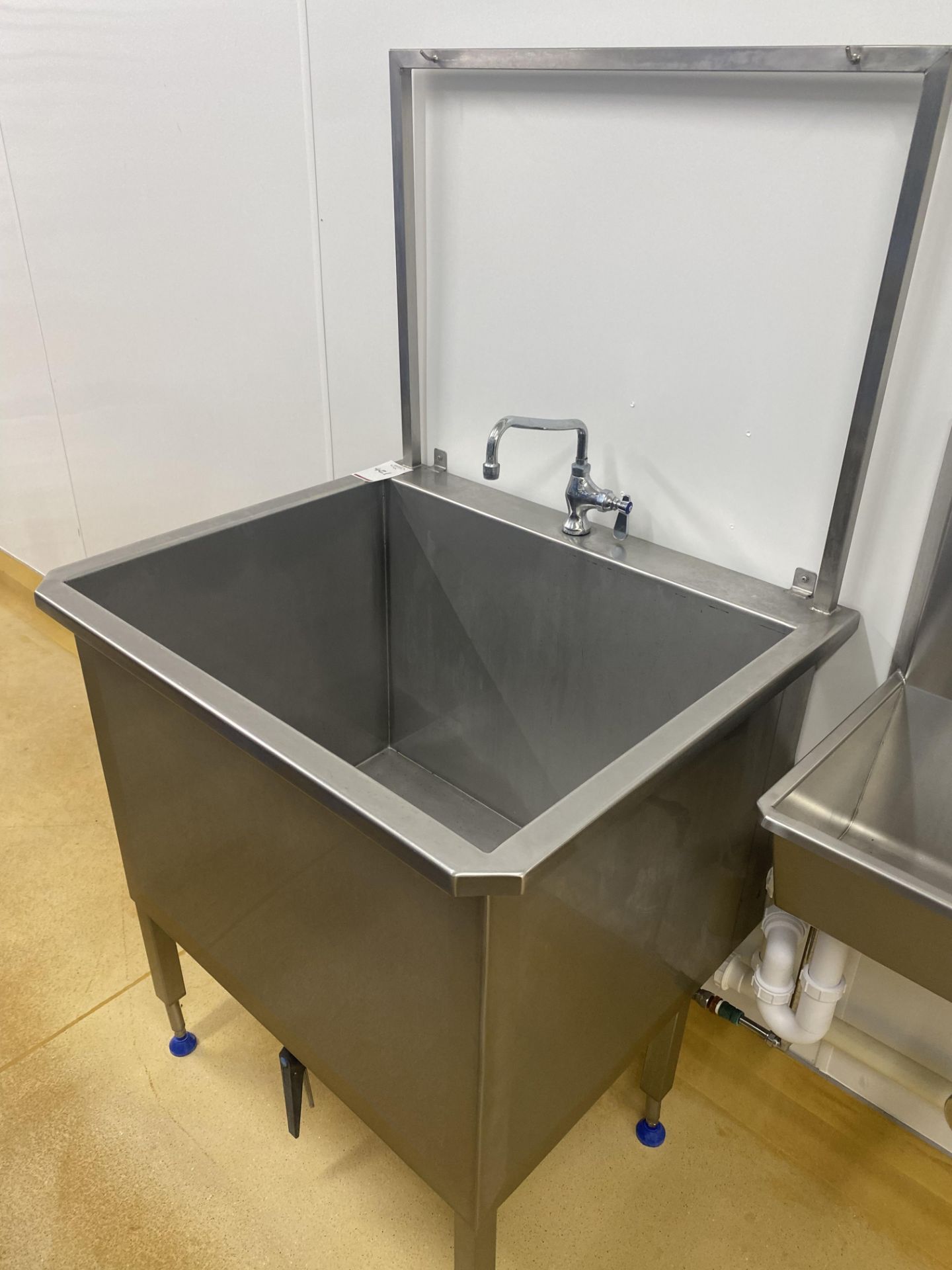 Stainless steel wash basin (located in Factory 5) - Image 2 of 3