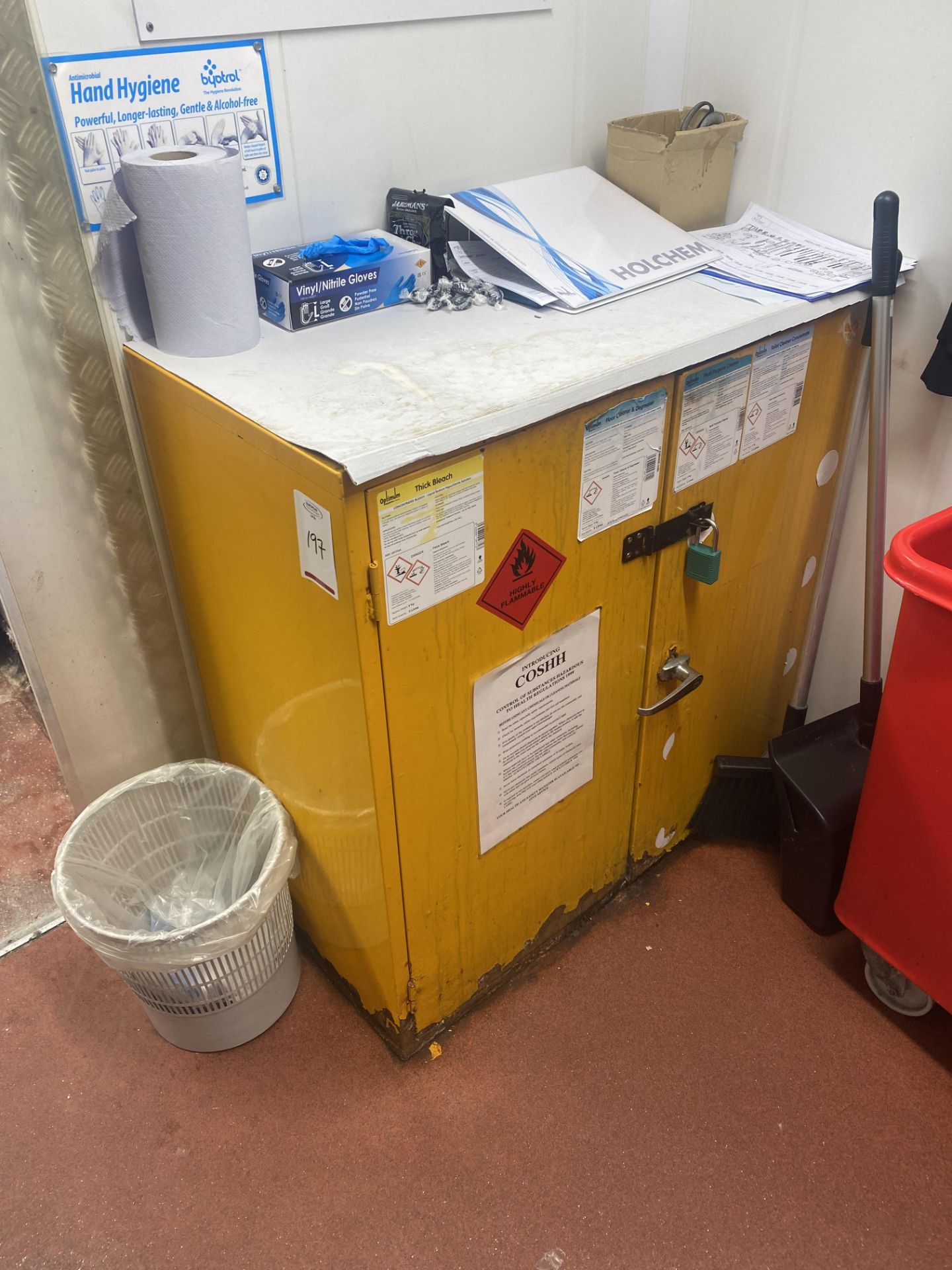 Contents of cleaning room to include , 2 white metal racks , metal locker unit (no door) , yellow - Image 3 of 6