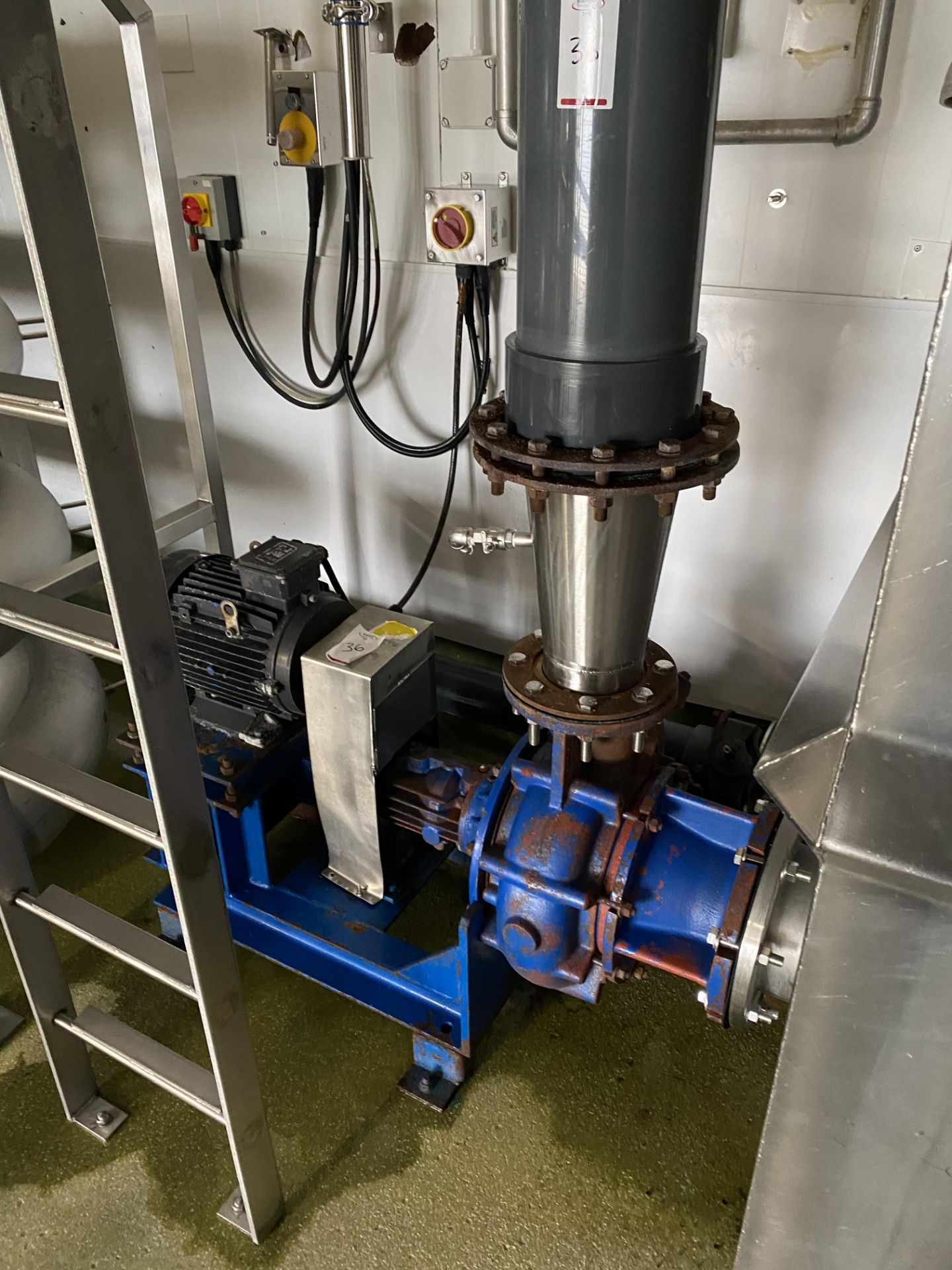 Fruit transferring water pump system with approximately 40m tubes , cold wash bin receiver , flume - Image 8 of 14