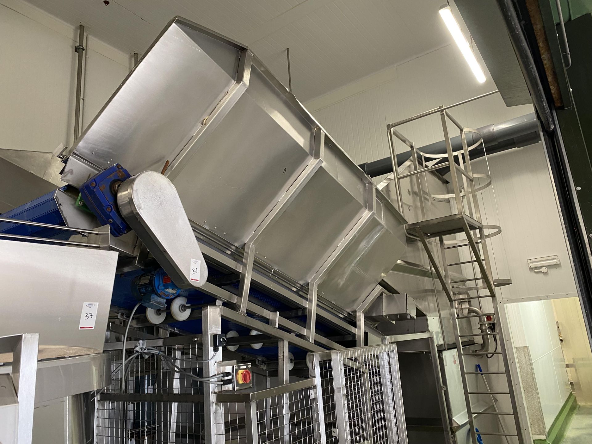 Fruit transferring water pump system with approximately 40m tubes , cold wash bin receiver , flume - Image 10 of 14