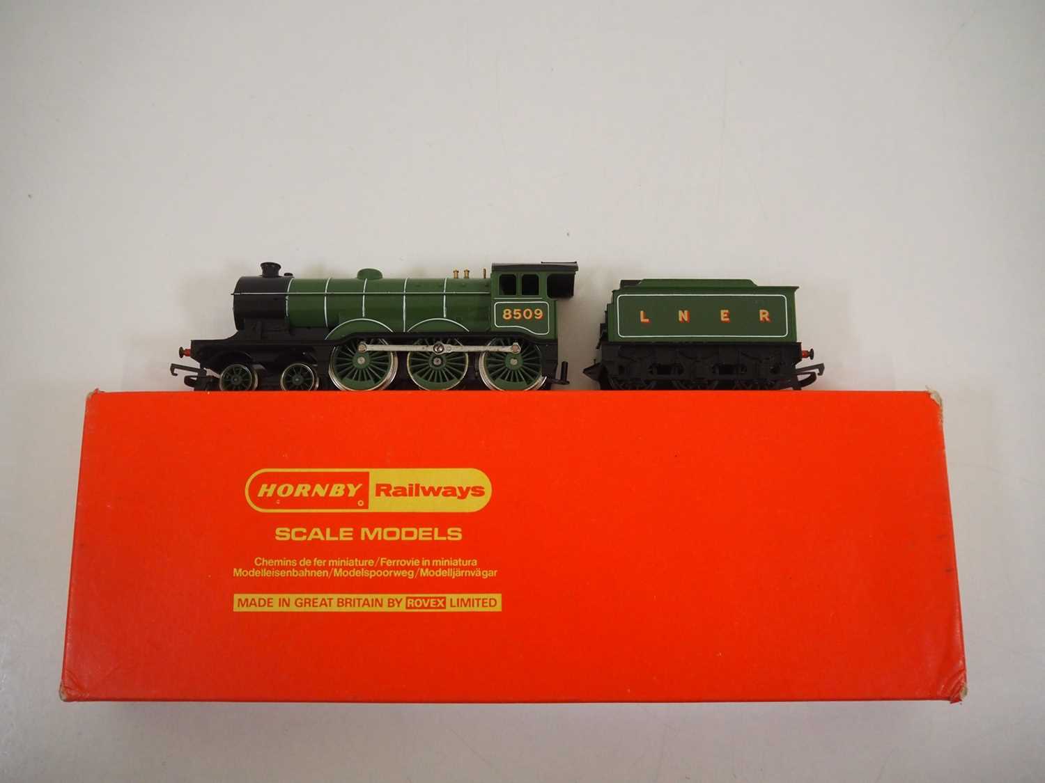 A group of HORNBY OO gauge LNER steam locomotives comprising R053 class B17 'Manchester United', - Image 2 of 9