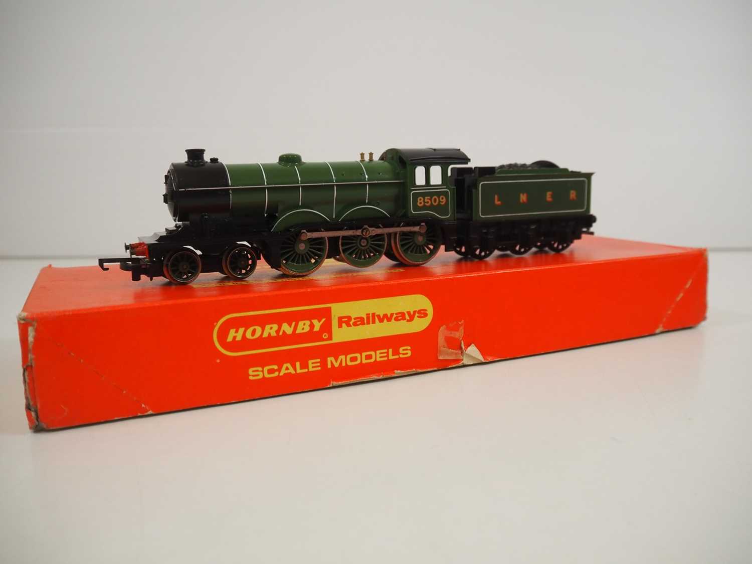 A group of HORNBY OO gauge LNER steam locomotives comprising R053 class B17 'Manchester United', - Image 3 of 9