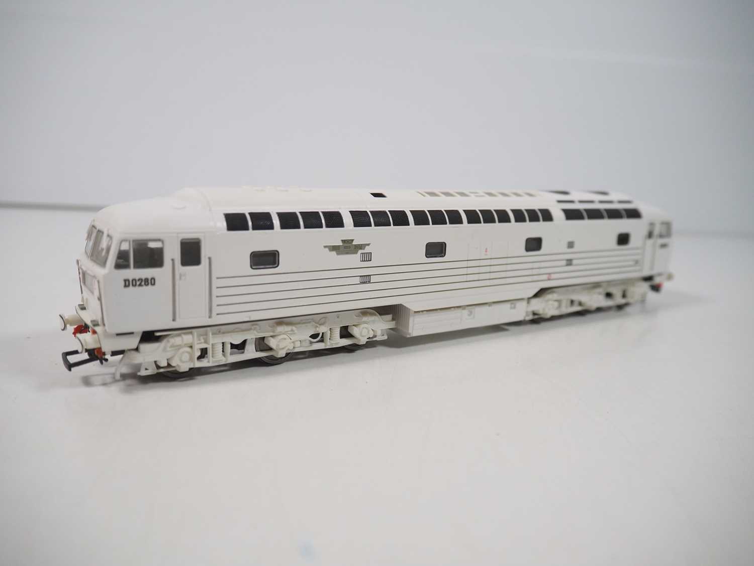 A HELJAN OO gauge 4005 BRCW D0260 'Lion' diesel prototype locomotive in white livery, limited - Image 3 of 6