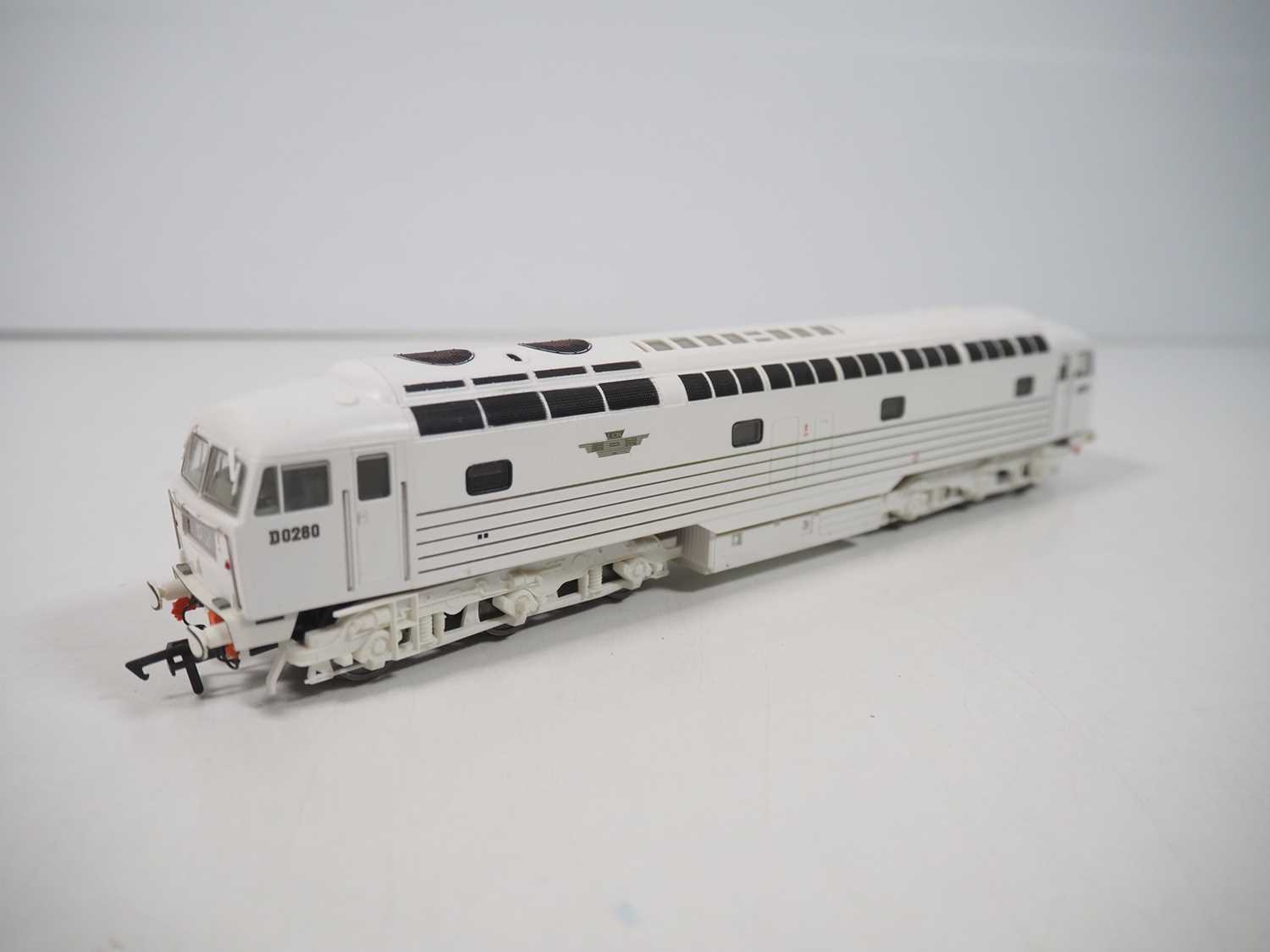 A HELJAN OO gauge 4005 BRCW D0260 'Lion' diesel prototype locomotive in white livery, limited - Image 4 of 6