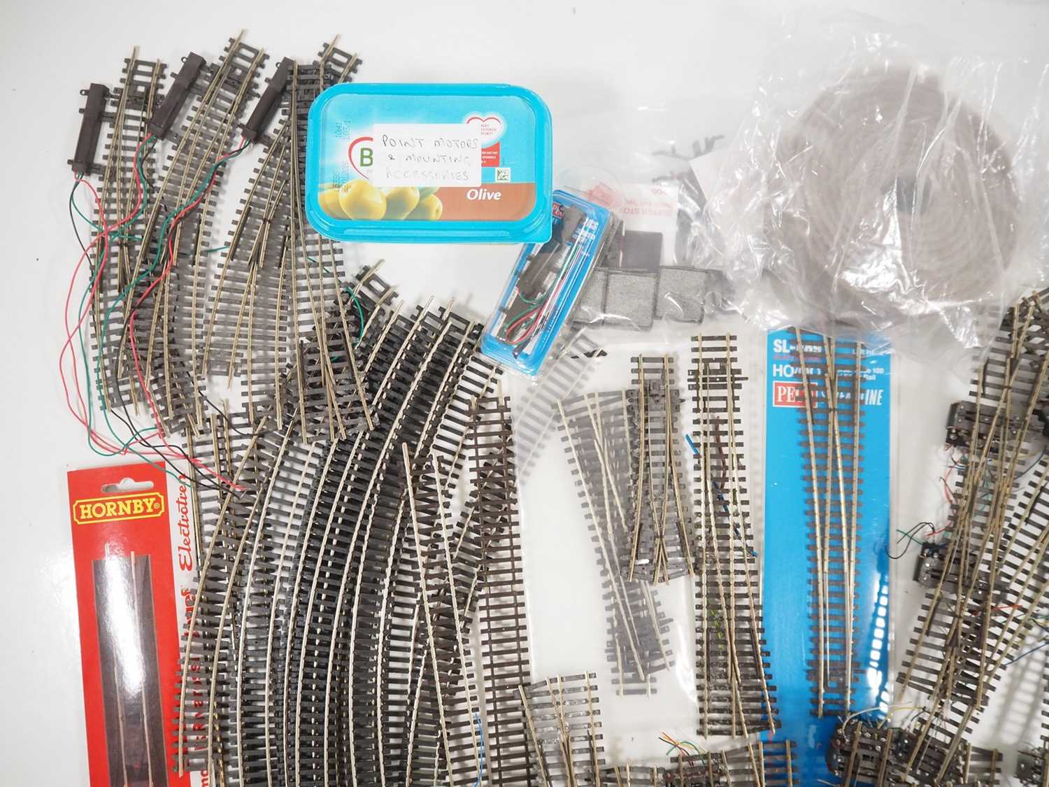 A large quantity of PECO Streamline and HORNBY OO gauge track and accessories including circa 40 - Image 4 of 5