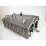 A large Gauge 1 two road engine shed possibly by PIKO, appears complete - VG unboxed