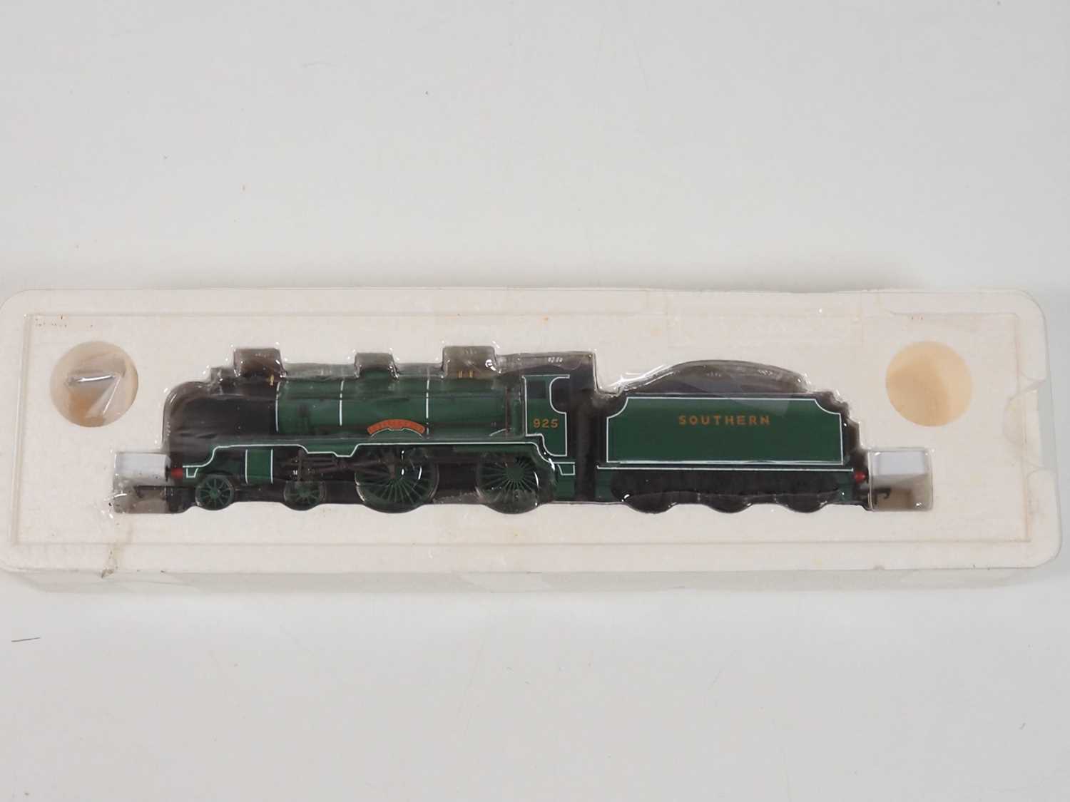 A pair of HORNBY OO gauge steam locomotives comprising R3172 Schools Class in SR green ' - Image 4 of 4