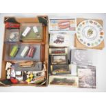 A mixed tray of boxed and unboxed diecast with some display cases, a METTOY tinplate bus and an