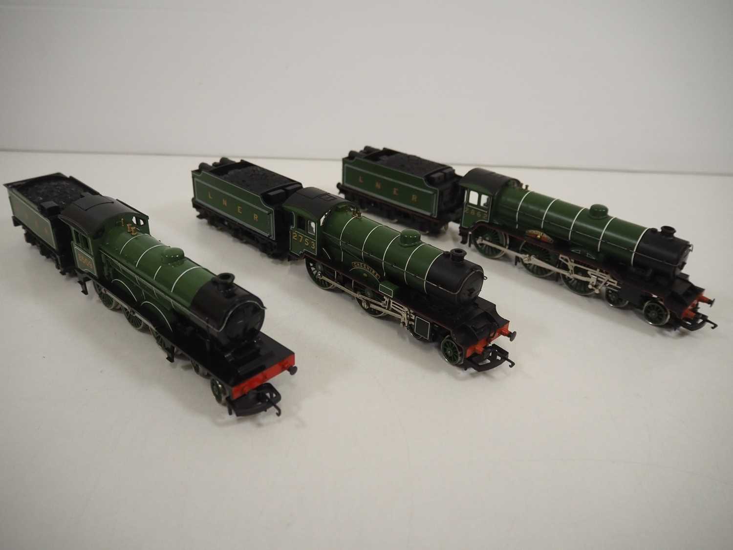 A group of HORNBY OO gauge LNER steam locomotives comprising R053 class B17 'Manchester United', - Image 8 of 9