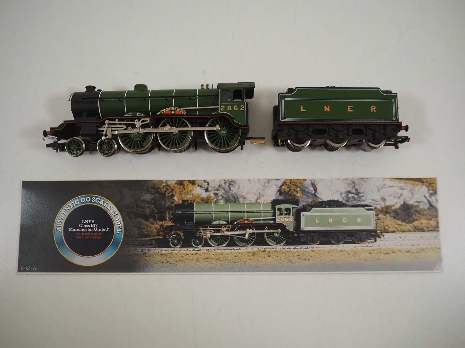 A group of HORNBY OO gauge LNER steam locomotives comprising R053 class B17 'Manchester United', - Image 6 of 9