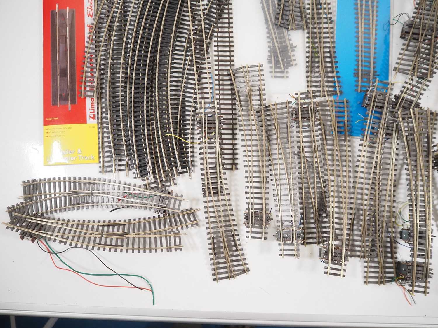 A large quantity of PECO Streamline and HORNBY OO gauge track and accessories including circa 40 - Image 5 of 5