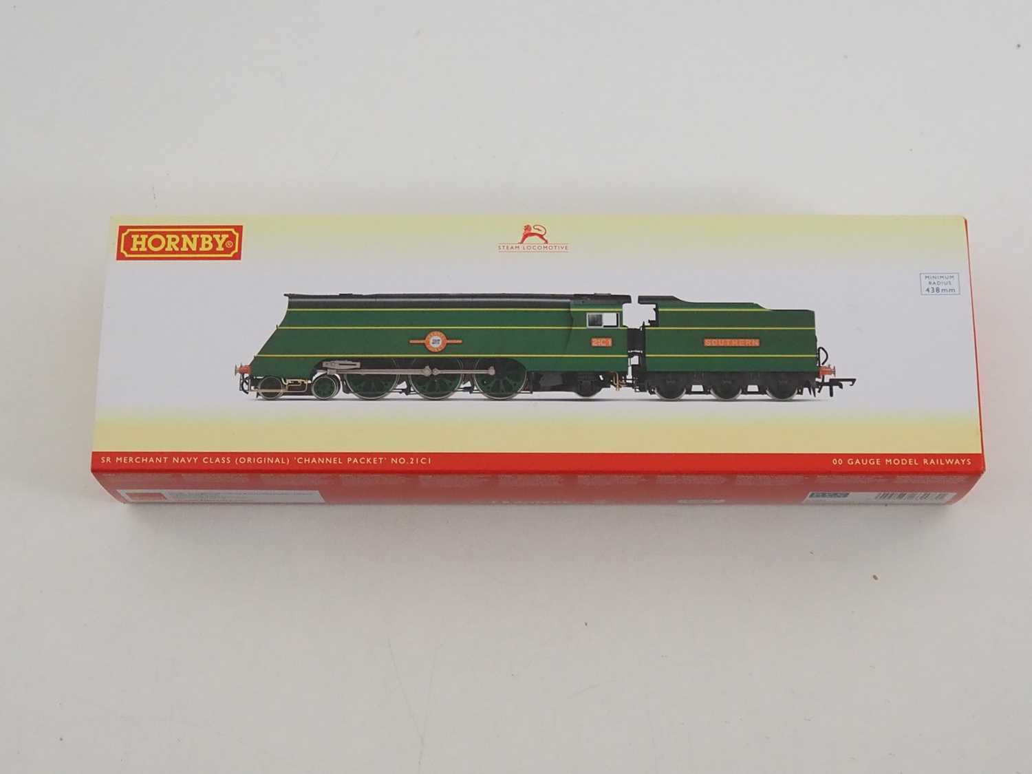 A HORNBY OO gauge R3434 Merchant Navy class steam locomotive in Southern green livery 'Channel - Image 4 of 5