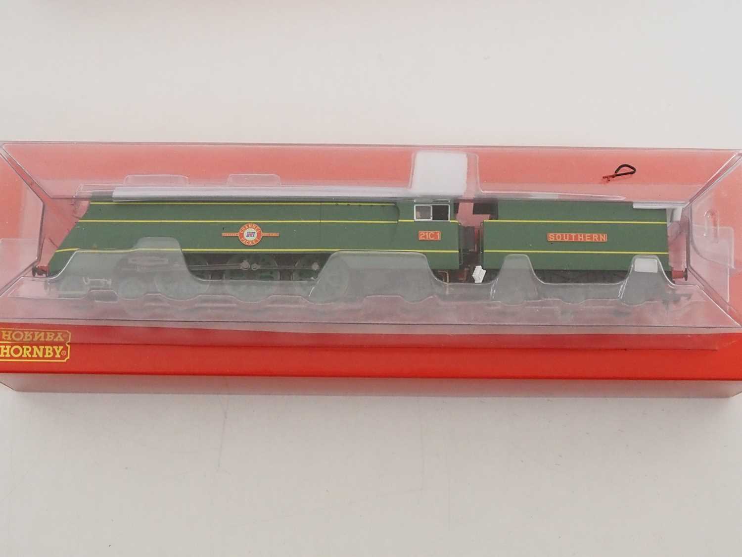 A HORNBY OO gauge R3434 Merchant Navy class steam locomotive in Southern green livery 'Channel - Image 2 of 5