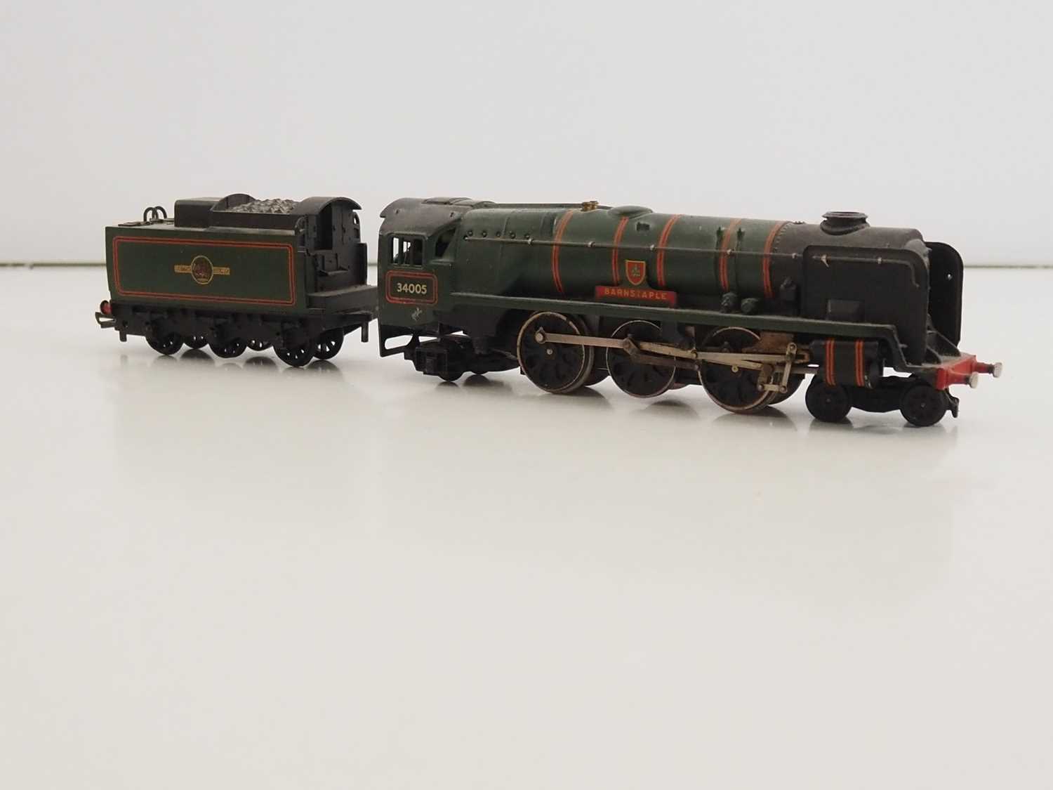 A HORNBY DUBLO OO gauge 2-rail 2235 West Country class steam locomotive 'Barnstaple' in BR green - Image 2 of 6