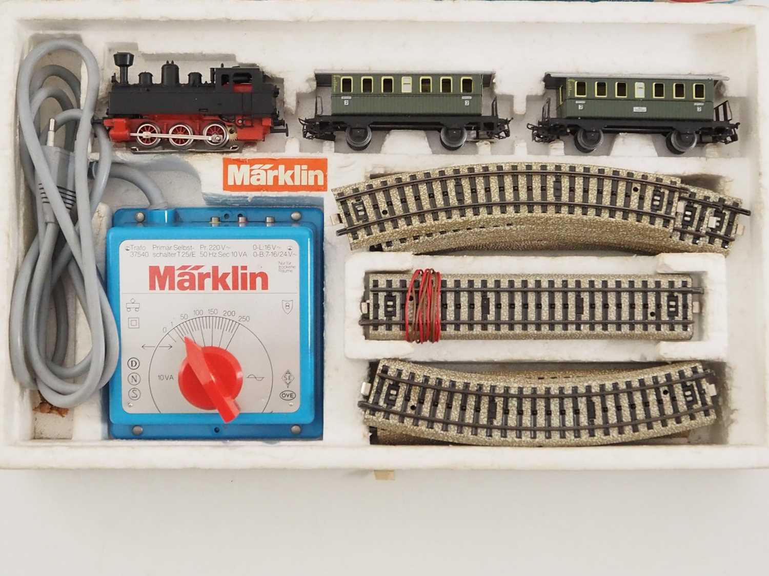 A MARKLIN HO gauge 3-rail AC 2920 Starter train set comprising steam tank loco, 2x passenger - Image 2 of 3