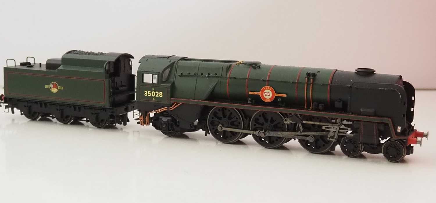 A HORNBY OO gauge R1073 VSOE British Pullman Boxed Set comprising a Merchant Navy class steam - Image 5 of 9