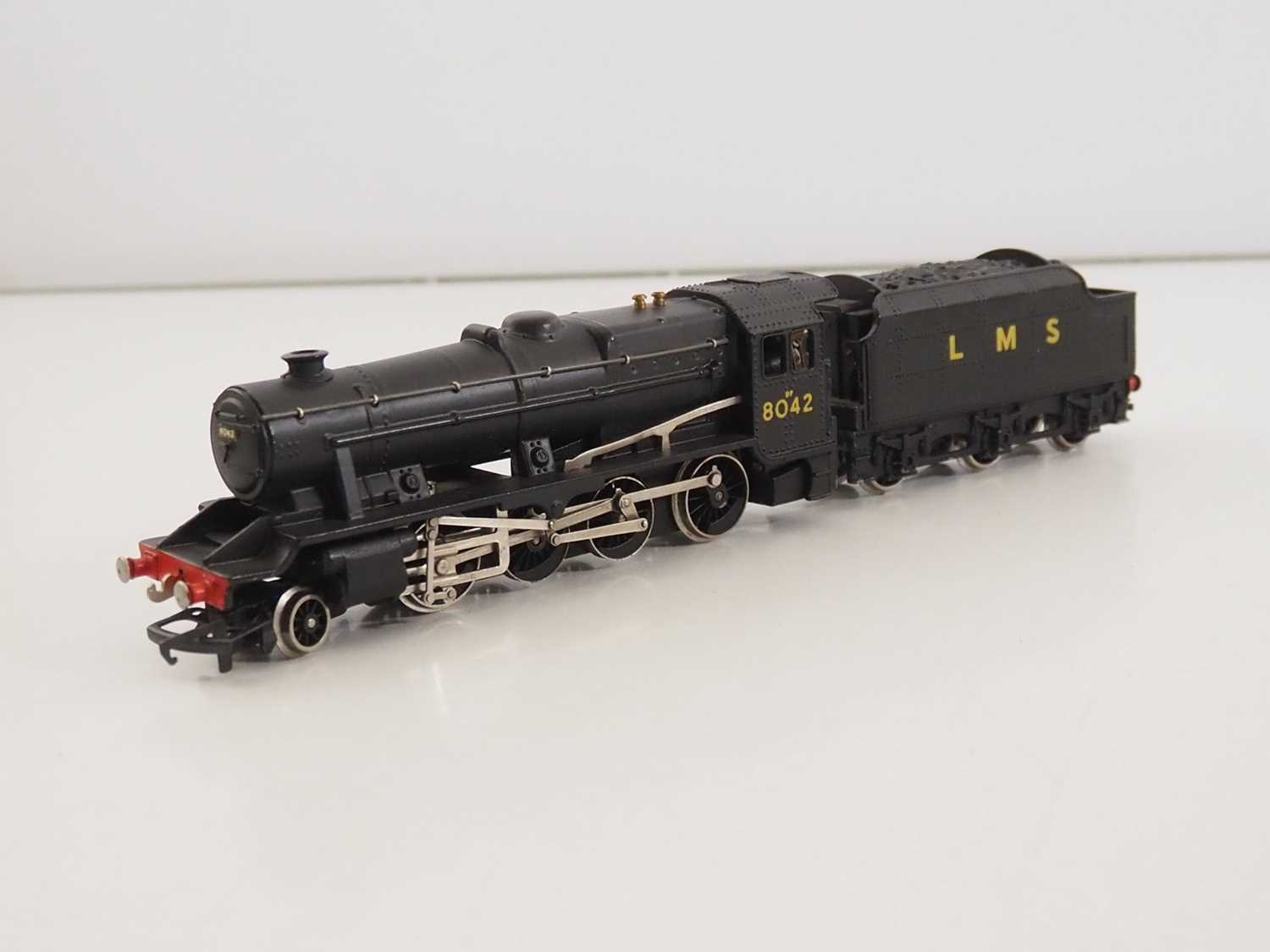 A WRENN OO gauge W2225 Class 8F steam locomotive in LMS black livery numbered 8042 - G/VG in G box - Image 2 of 5
