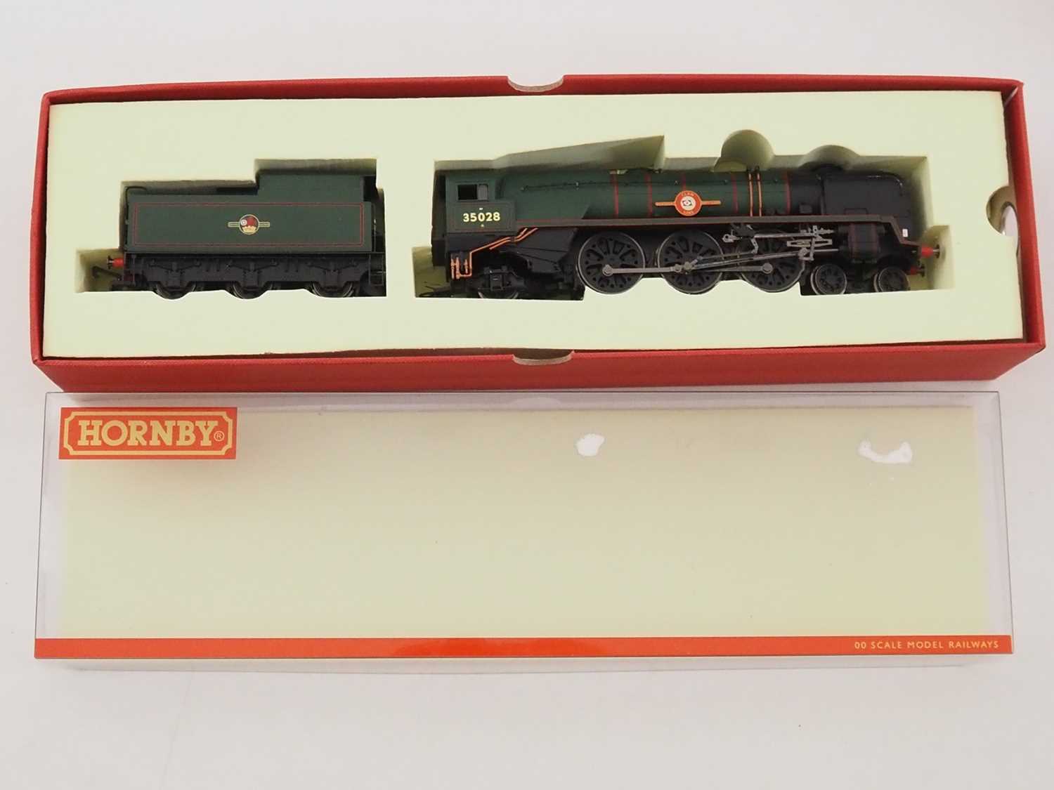 A HORNBY OO gauge R1073 VSOE British Pullman Boxed Set comprising a Merchant Navy class steam - Image 4 of 9