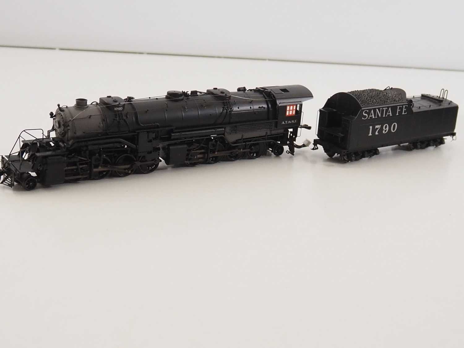 A pair of HO gauge American outline steam locomotives comprising a PROTO 2000 23335 2-8-8-2 Mallet - Image 4 of 8